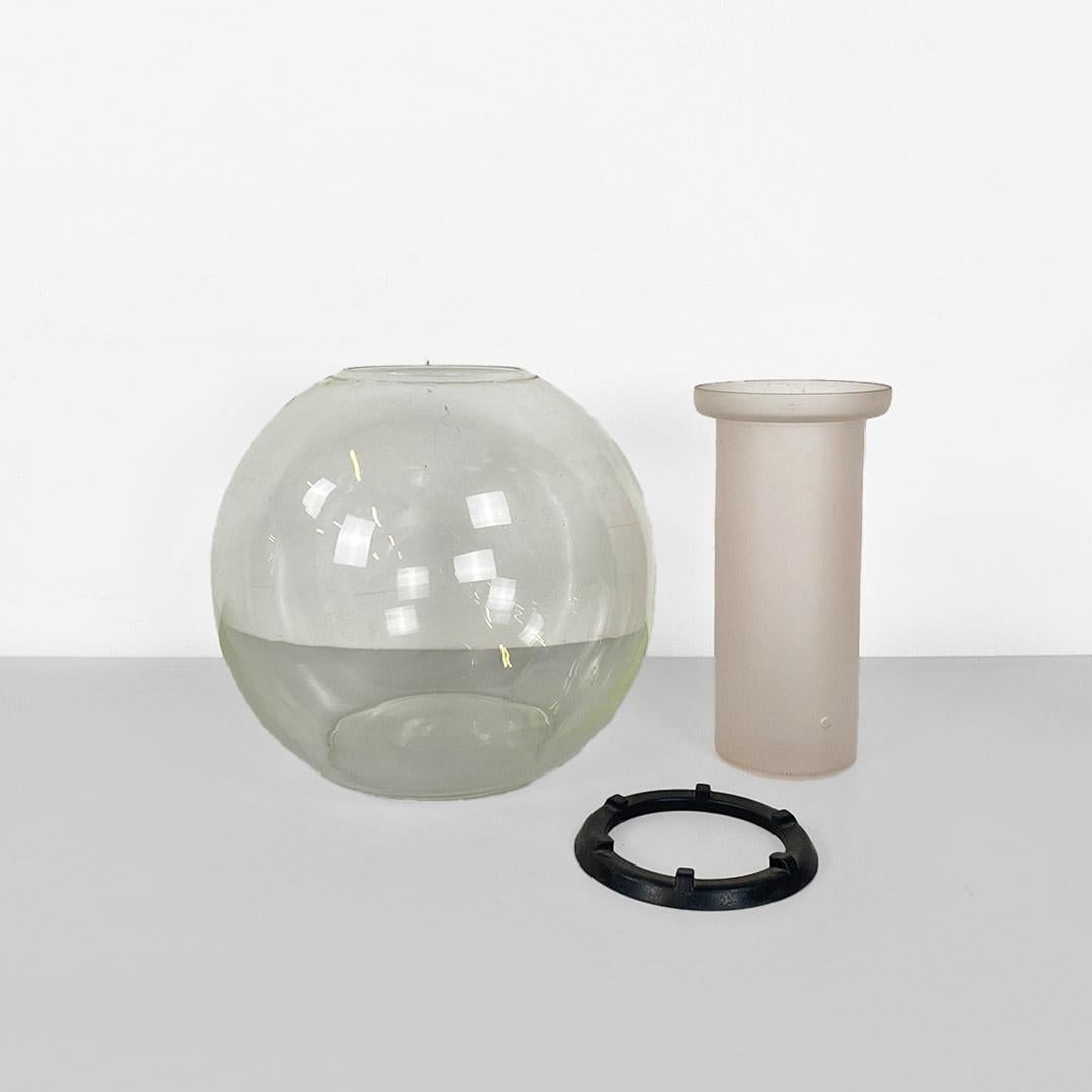 Vase moderne en cristal italien par Gianfranco Frattini pour Kristal Sonoro, vers 1980.
Vase à fleurs en cristal, avec une bulle en verre transparent à l'extérieur et un cylindre en verre rose dépoli à l'intérieur, avec un anneau en caoutchouc