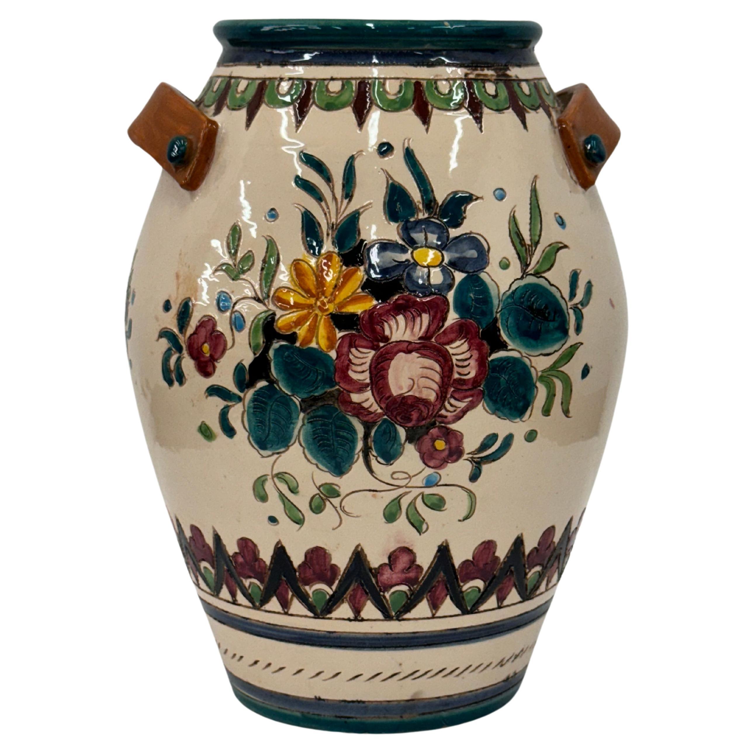Glasierter Terrakotta-Krug, hergestellt in den 1950er Jahren in der Werkstatt Ceramiche Mari in Deruta (Umbrien).
Die Dekoration besteht aus floralen und geometrischen Motiven,  mit geprägten und gravierten Details, anschließend handbemalt.
Sehr