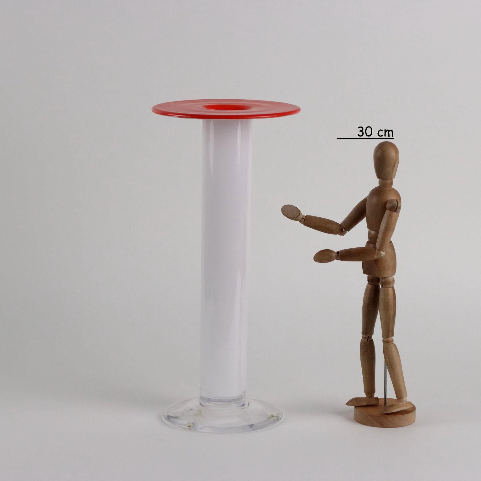 Vaso a tubo con orlo a disco in vetro sommerso trasparente, bianco e arancio. Etichetta della manifattura sulla base.