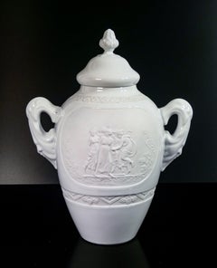 LIMOGES Vase aus Biskuitkeramik und Emaille, mit klassischem Flachrelief