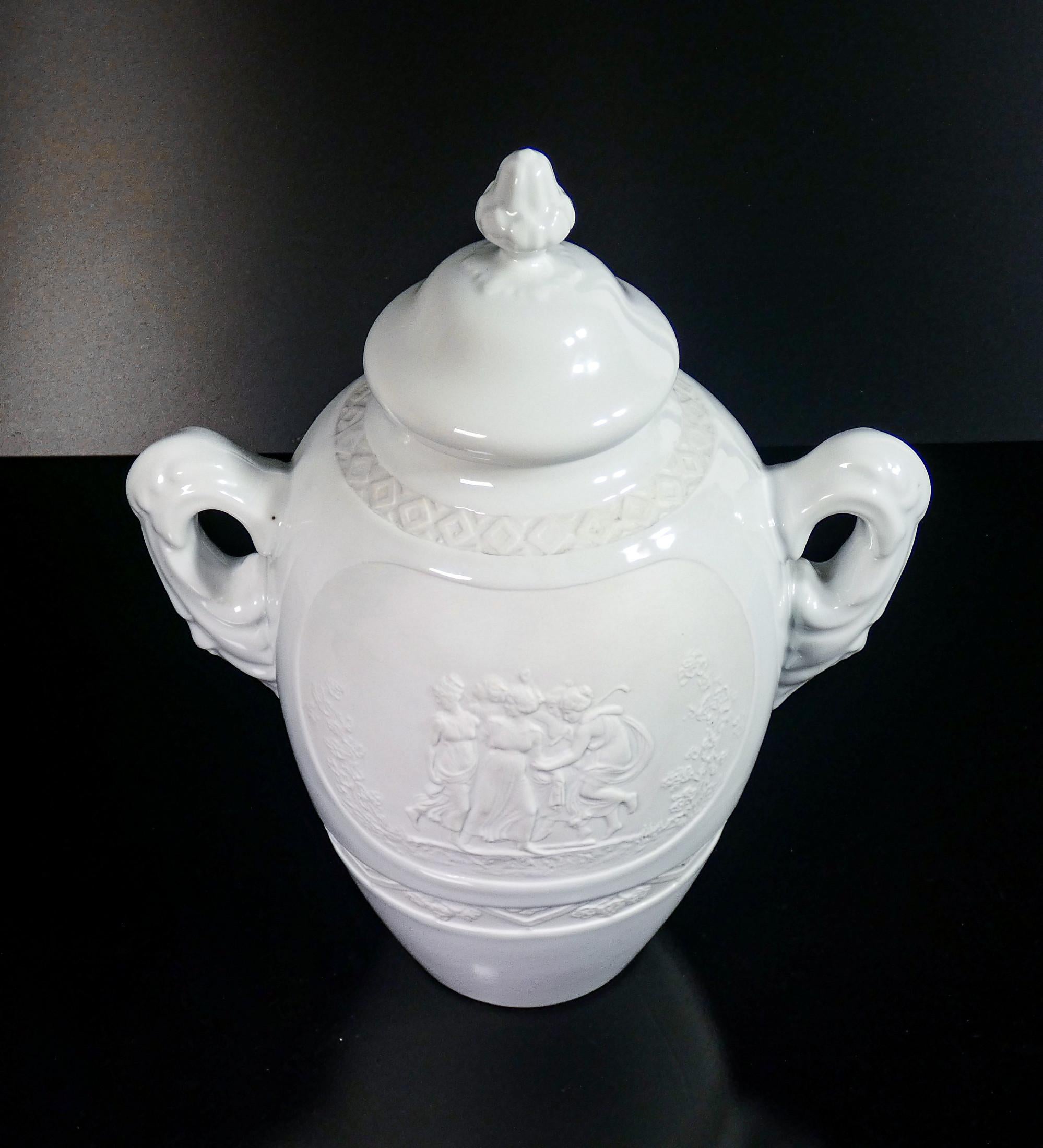 LIMOGES Vase aus Biskuitkeramik und Emaille, mit klassischem Flachrelief (French) im Angebot