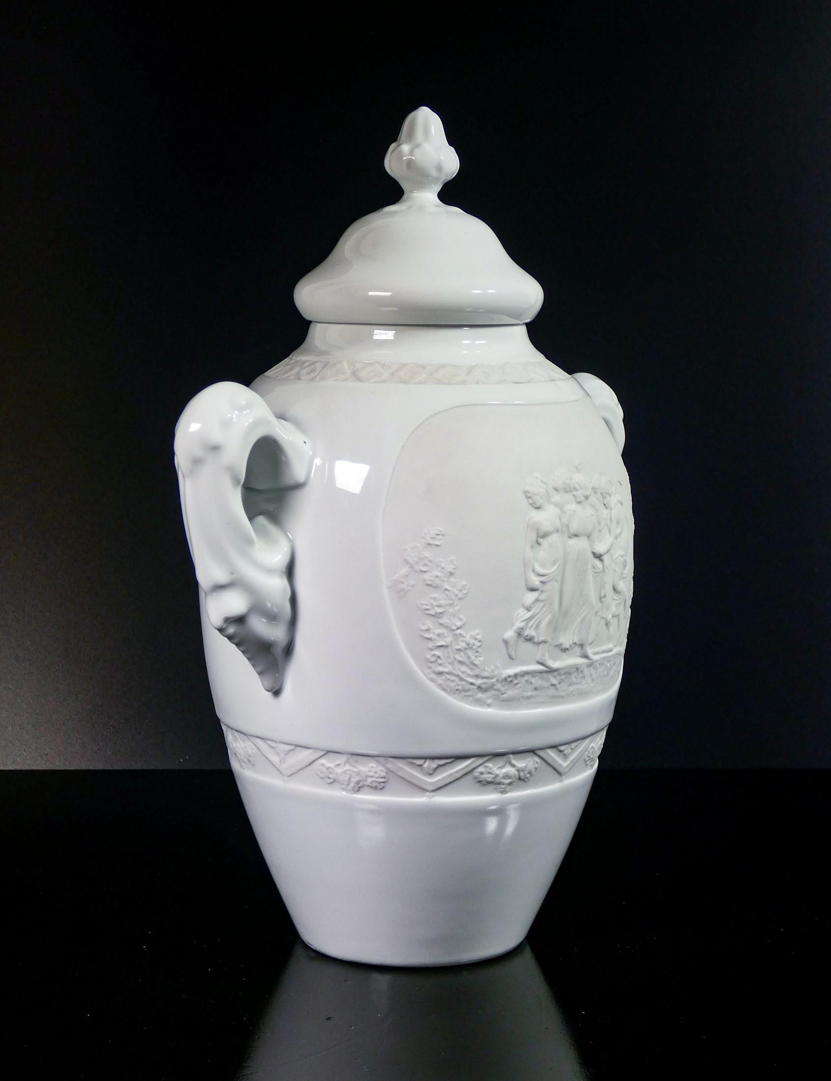 LIMOGES Vase aus Biskuitkeramik und Emaille, mit klassischem Flachrelief im Zustand „Hervorragend“ im Angebot in Torino, IT