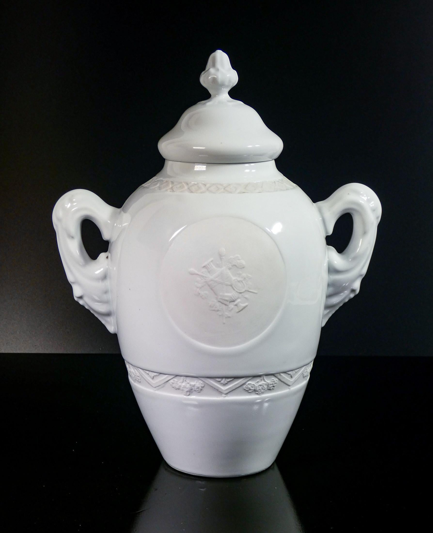 LIMOGES Vase aus Biskuitkeramik und Emaille, mit klassischem Flachrelief (Mid-20th Century) im Angebot