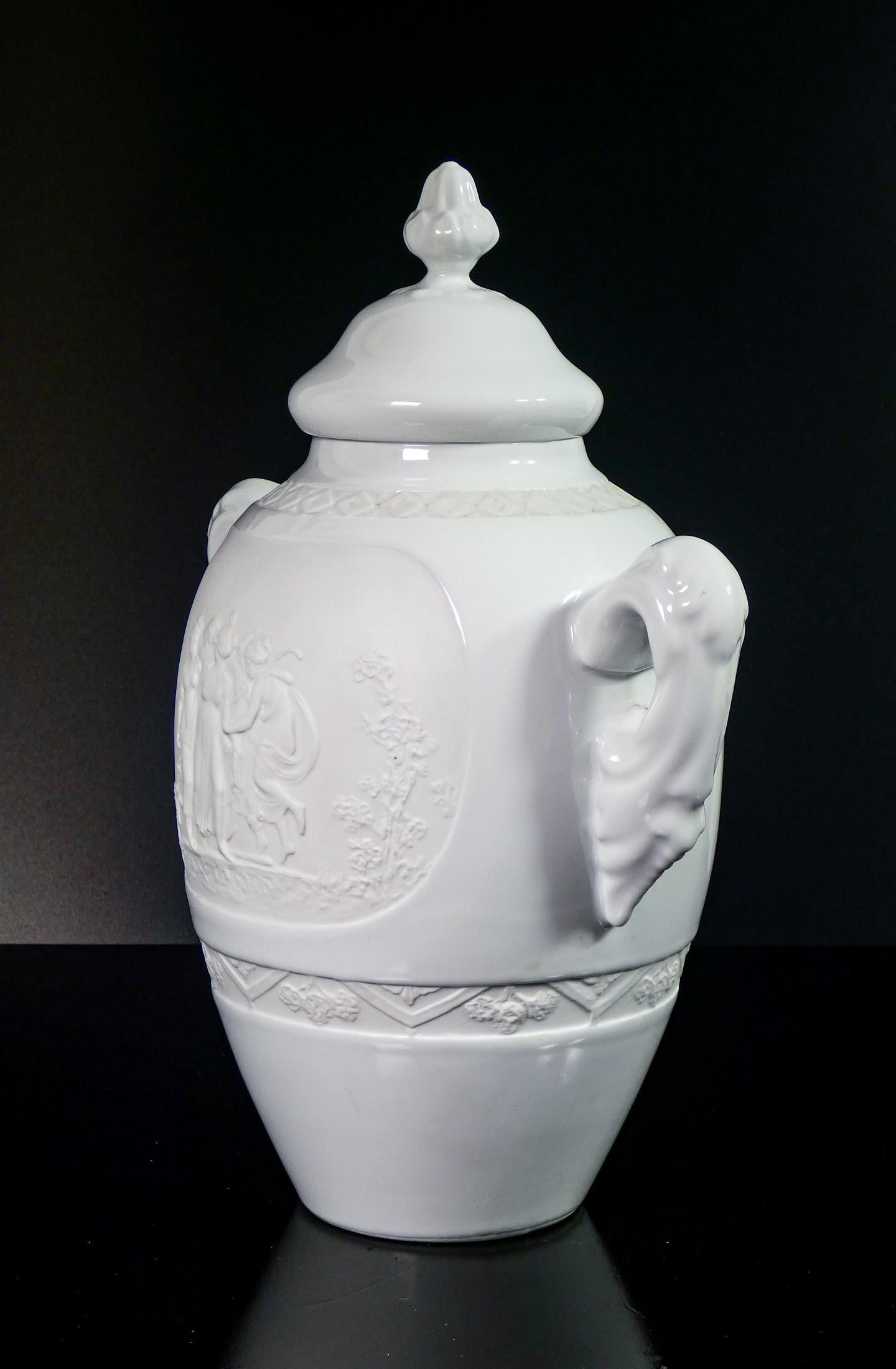 Céramique Vase LIMOGES en céramique biscuitée et émail, avec bas-relief de style classique en vente