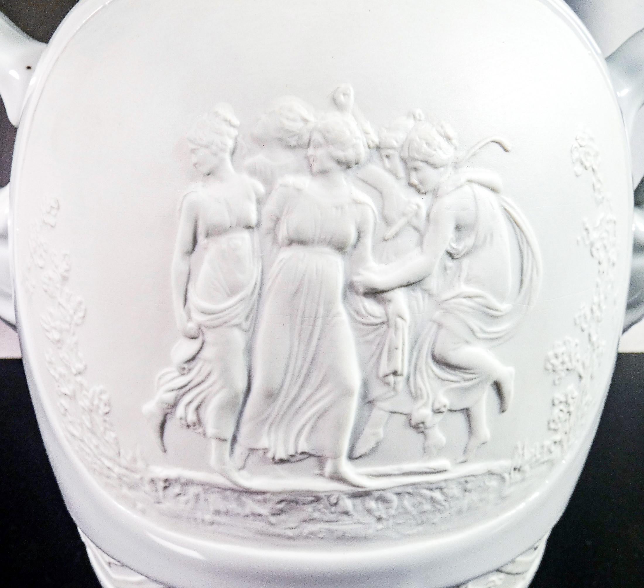 Vase LIMOGES en céramique biscuitée et émail, avec bas-relief de style classique en vente 1
