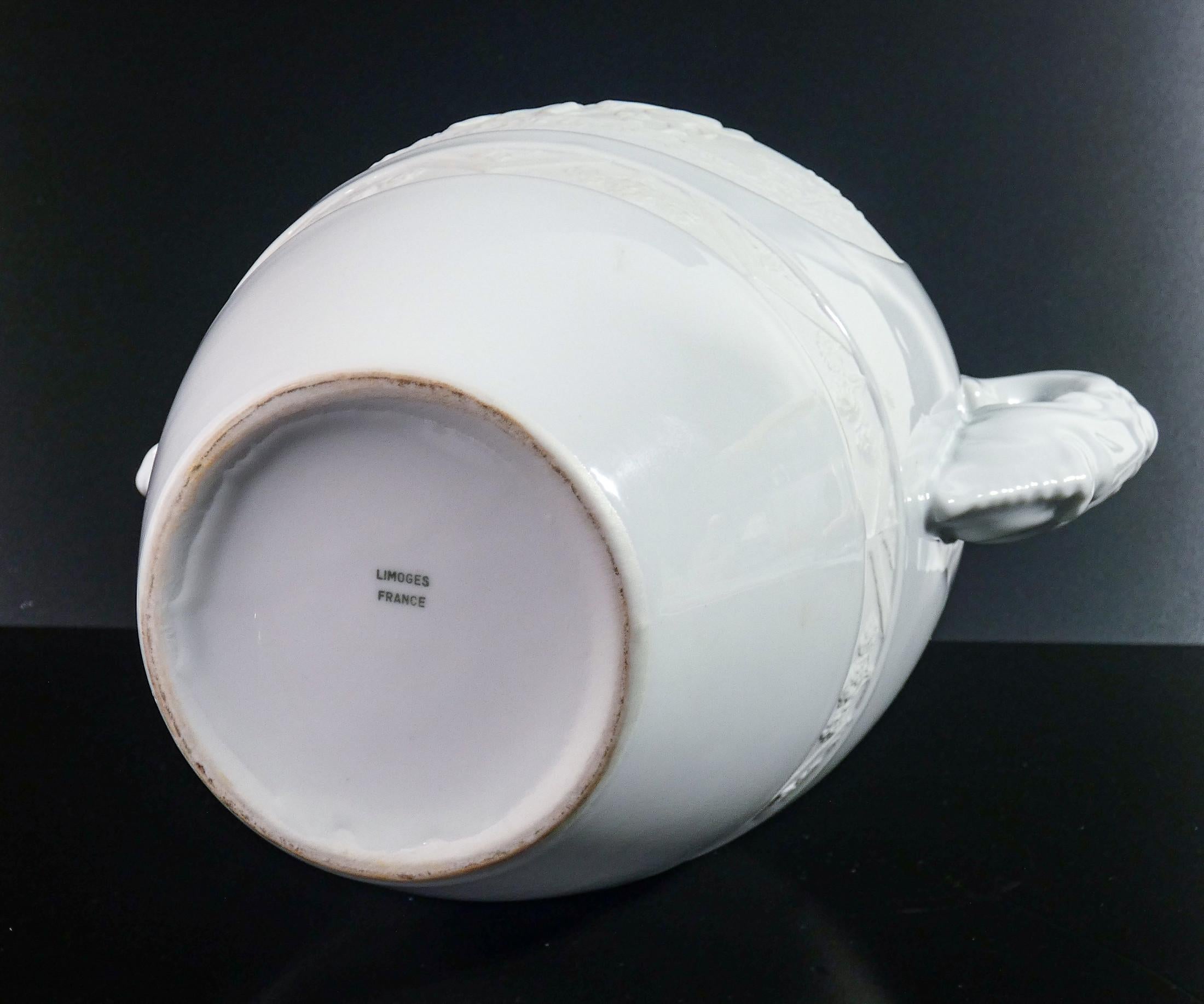 LIMOGES Vase aus Biskuitkeramik und Emaille, mit klassischem Flachrelief im Angebot 3