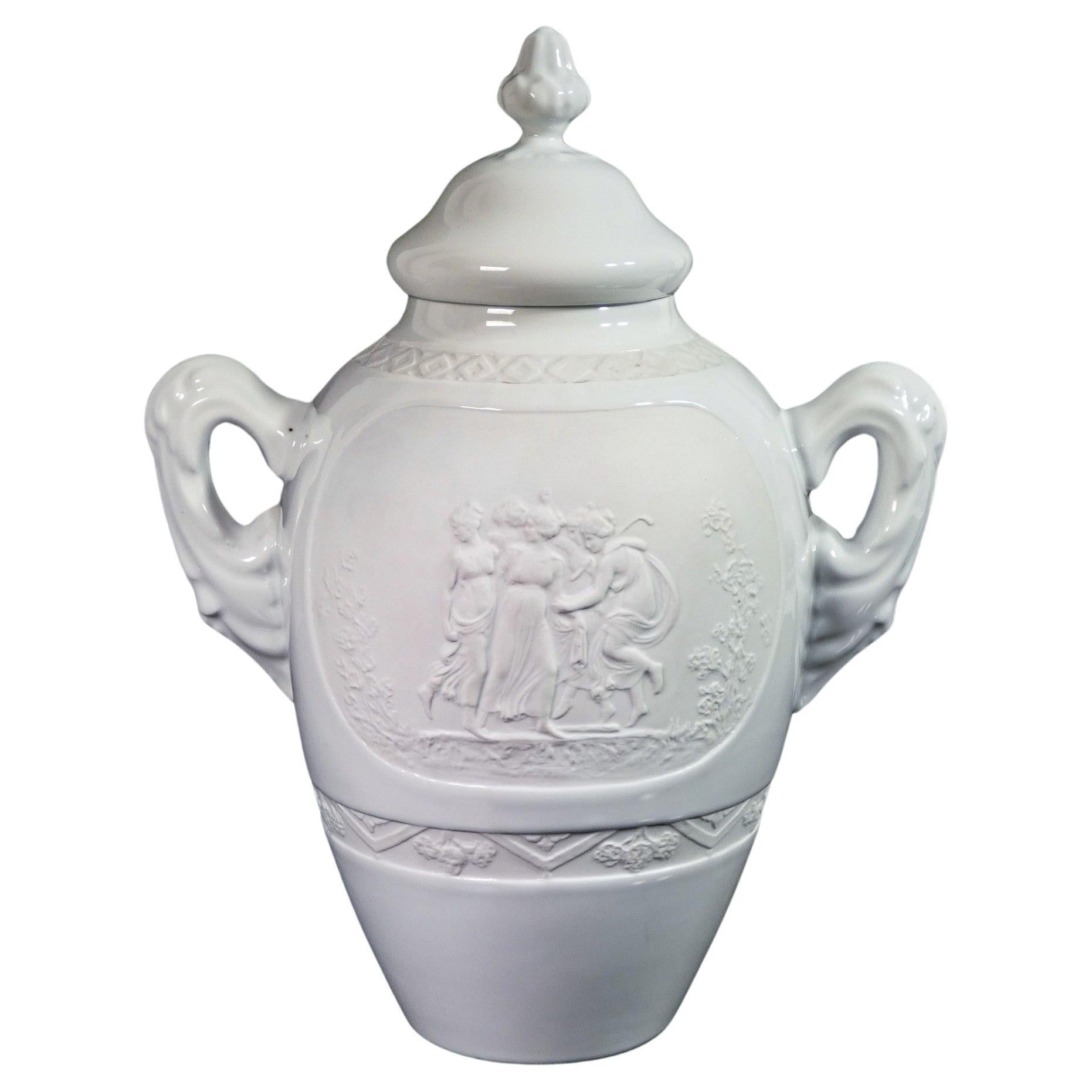Vase LIMOGES en céramique biscuitée et émail, avec bas-relief de style classique