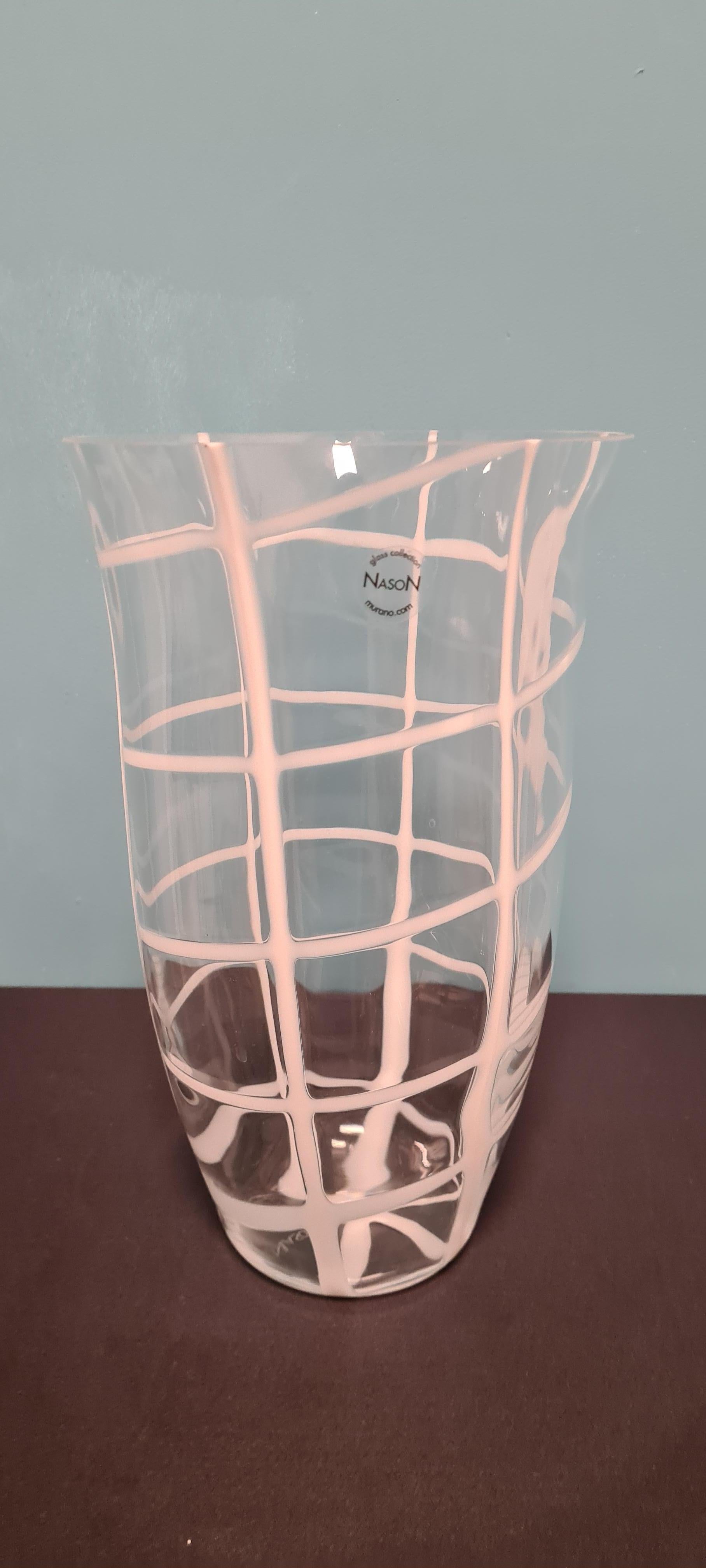 Vaso modello Piombi della vetreria Carlo Nason.

Ispirato al mondo della pesca con la sua forma a piombo circondato da una rete in vetro bianco.

Raffinato ed elegante questo vaso in vetro di murano è l'ideale per decorare i vostri ambienti con