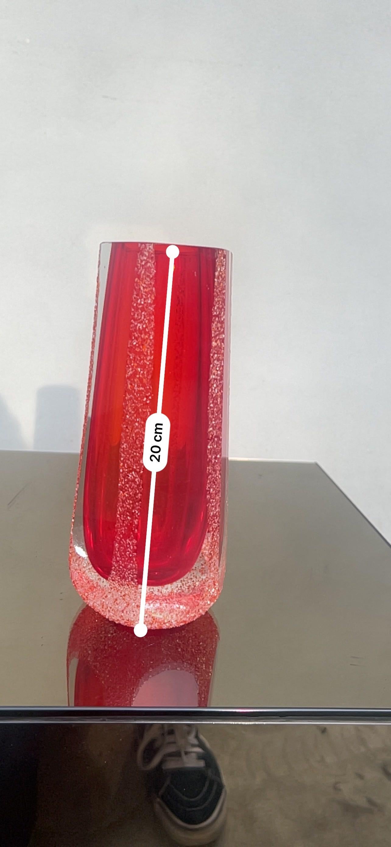 Vaso modernista in vetro di Murano sommerso, anni '70

Vaso modernista in vetro di Murano sommerso, anni '70
 vaso sommerso in vetro di murano (20cm), rosso. È in uno stato magnifico, senza colpi o scheggiature. Periodo del design 1970 - 1979