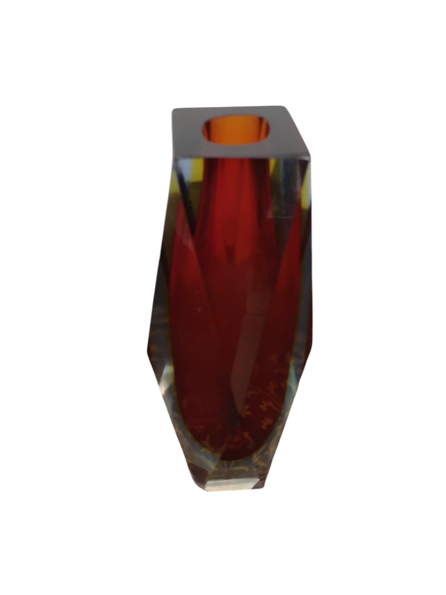 Jarrón de cristal de Murano facetado de los años 60.
Las medidas del jarrón son:
Altura  cm 30
Anchura central cm 12
Anchura de la base a la boca cm 6.
N.B. El jarrón sólo tiene un pequeño desconchón en la parte inferior visible en la foto, por lo