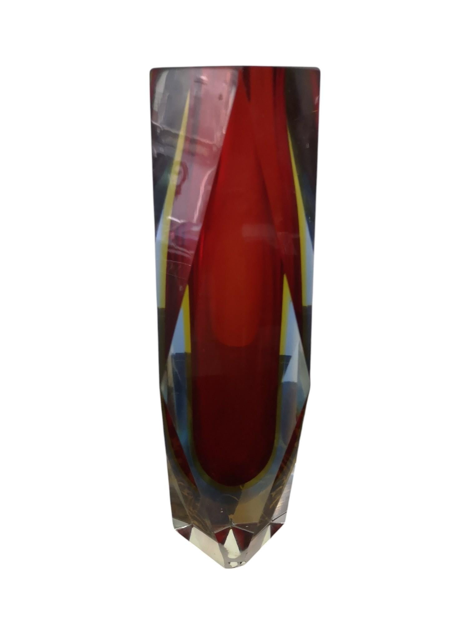 Jarrón facetado sumergido de cristal de Murano de los años 60 Italian en venta