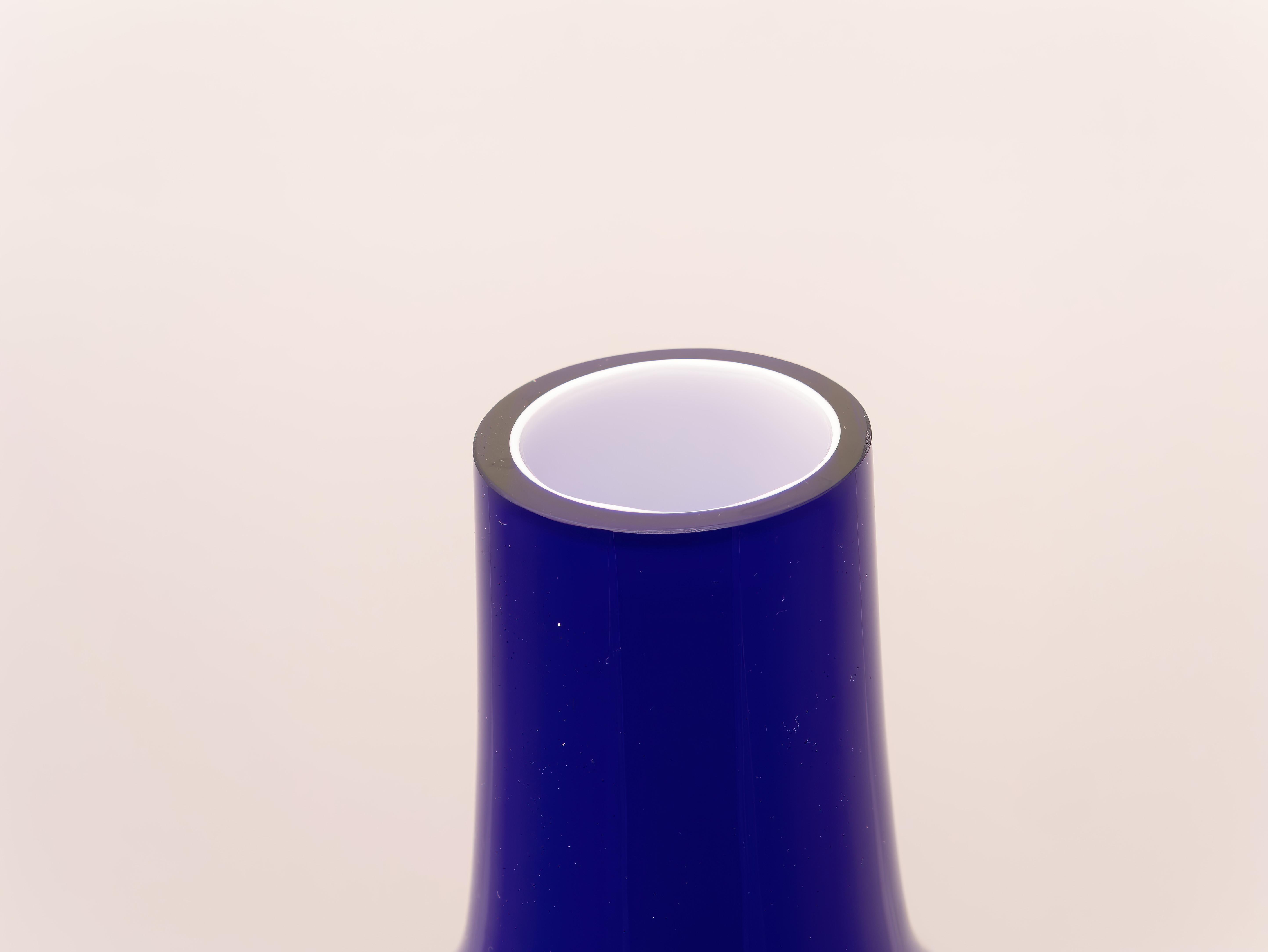Vase in the style of Carlo Moretti, Made in Italy, 1970s.  
Beautiful hand-blown and hand-finished 1970s Made in Italy Murano glass vase. It is in perfect condition. 
The price of shipping is for the Italian territory, for the islands and for