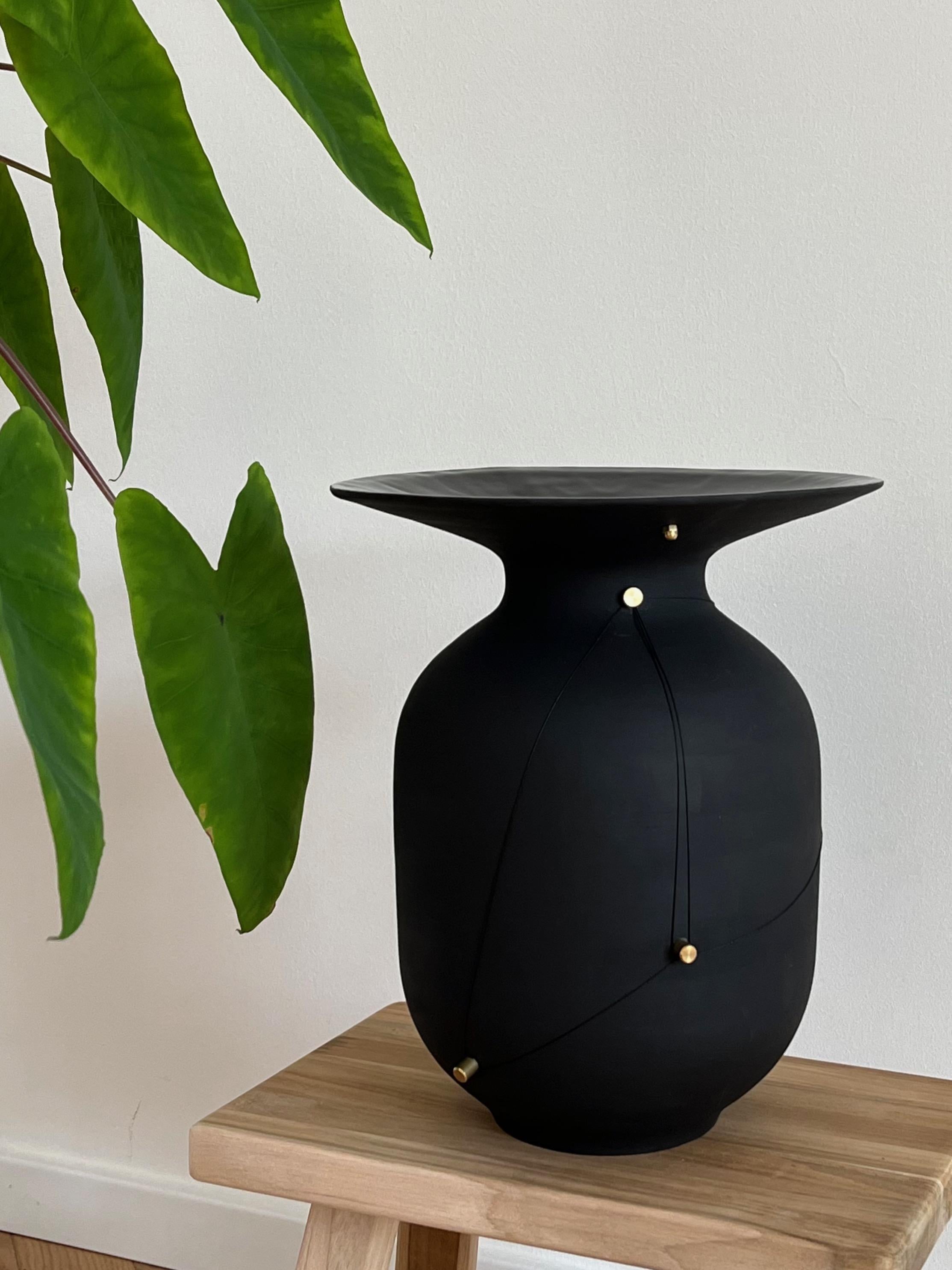 Schwarze Keramikvase aus der Kollektion 'Provisional'. im Angebot 1