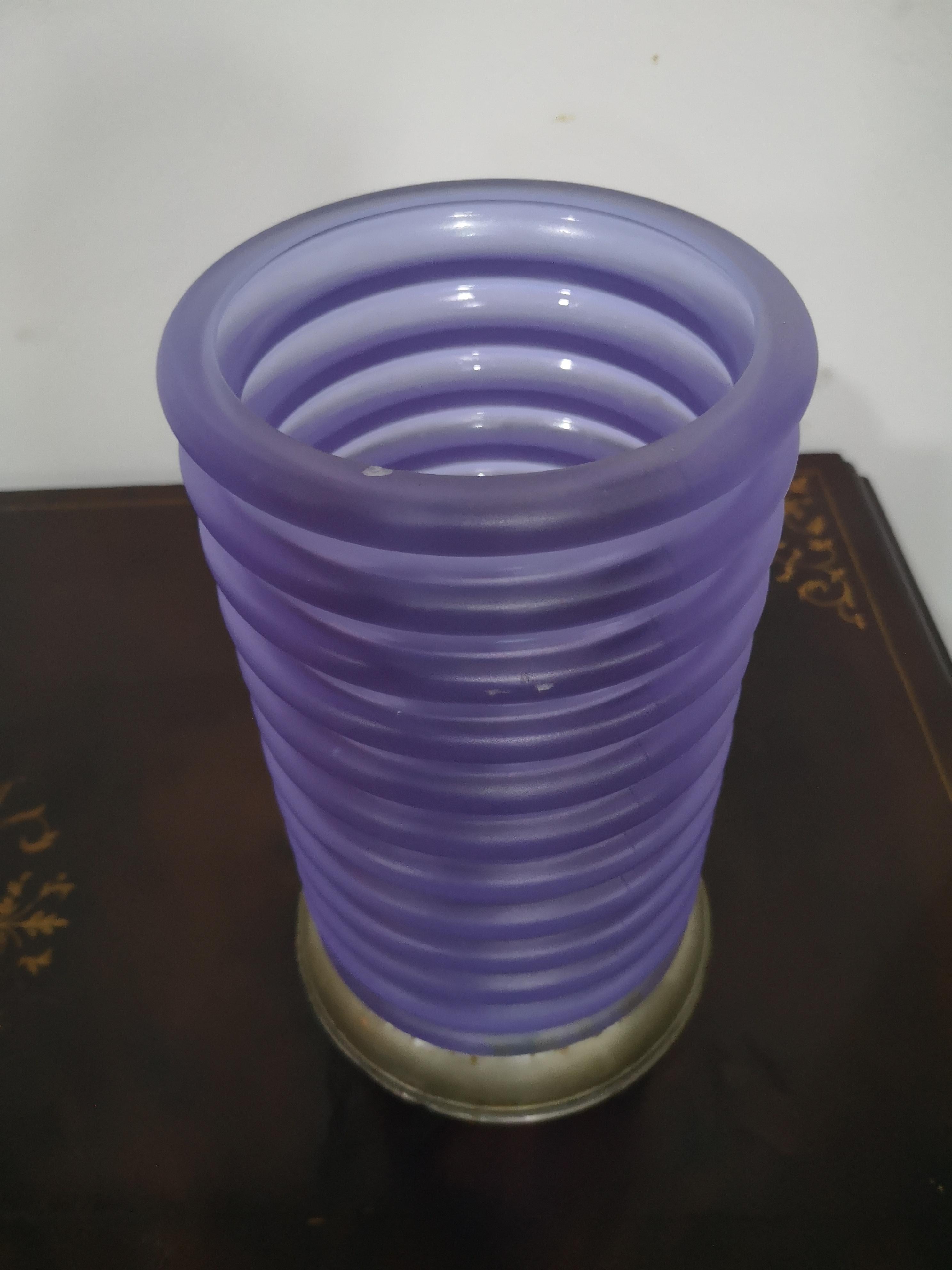Schöne Onda-Vase, die dem Architekten Sergio Asti zugeschrieben wird. Die röhrenförmige Vase hat eine Reihe von Rillen in Form von Wellen, daher der Name Wave