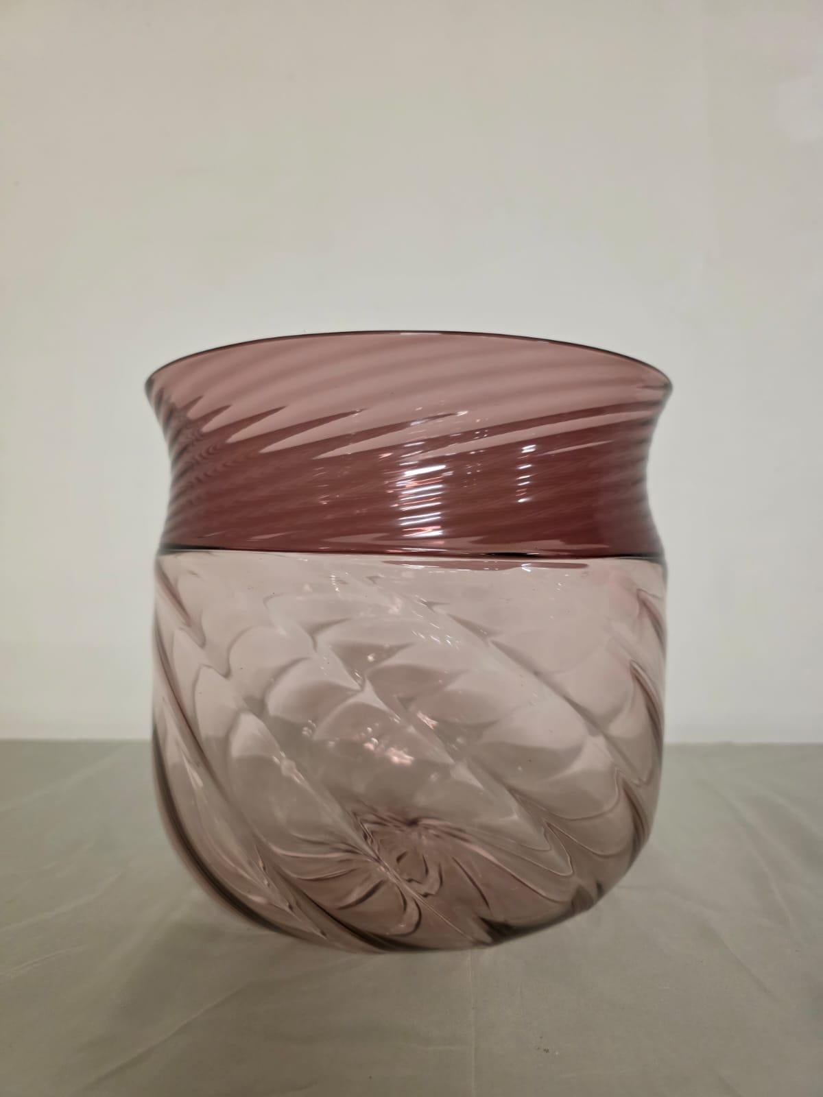 Vaso modello Opulus prodotto da Venini.

Raffinato vaso disegnato da Owe Thorssen and Brigitta Karlsson per Venini nel 1976.

Coppia di designer norvegesi che lavorarono per venini negli anni 70/80.

Venini è considerata una delle più importanti