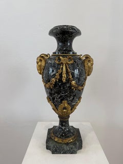 Jarrón ornamental en mármol verde y bronce dorado - Francia S. XIX