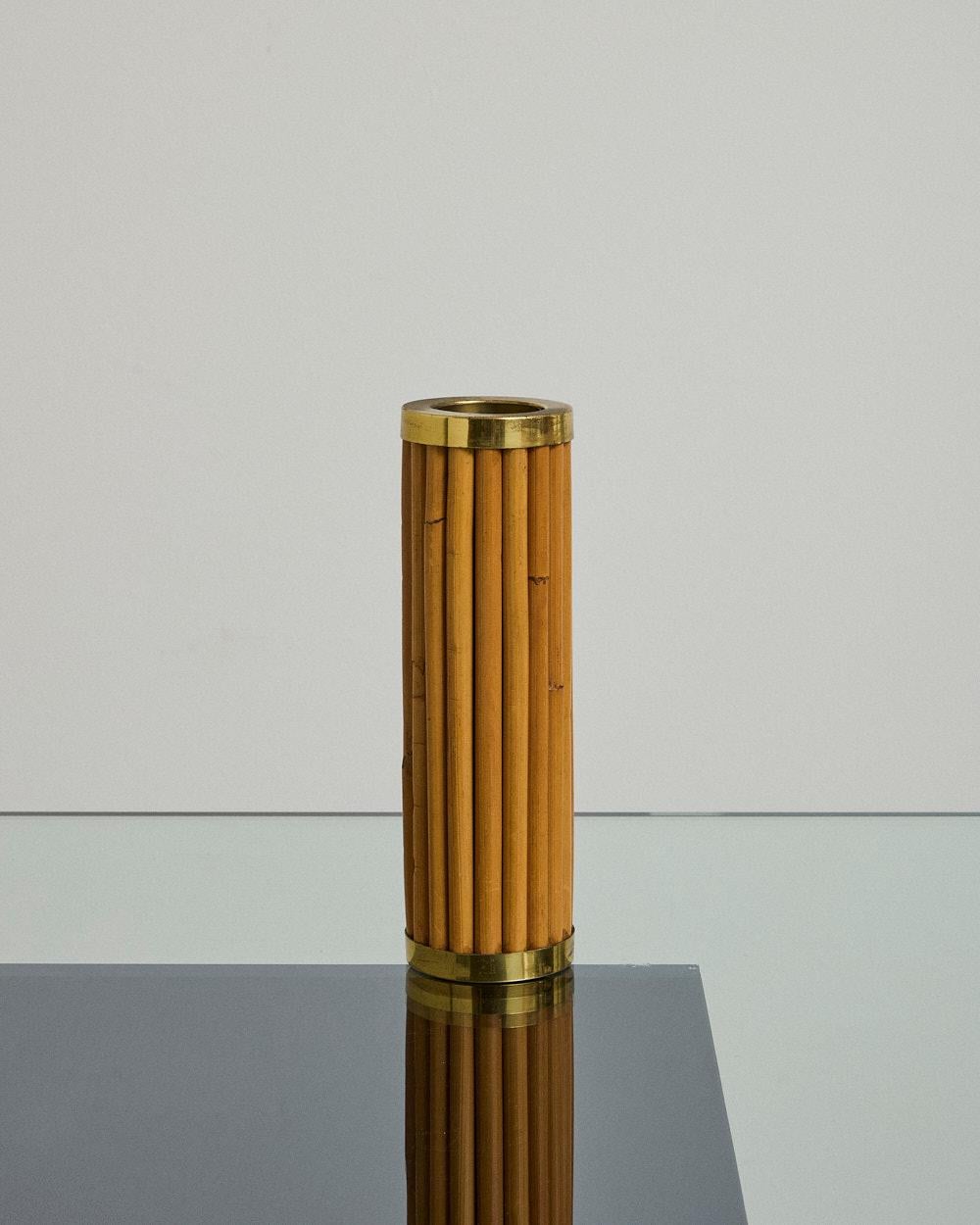 Elegante vaso portafiori in canne di bambù con profili in ottone, disegnato da Gabriella Crespi intorno al 1975. 
La base reca la firma dell'autrice.
Il pezzo fa parte della celebre collezione 