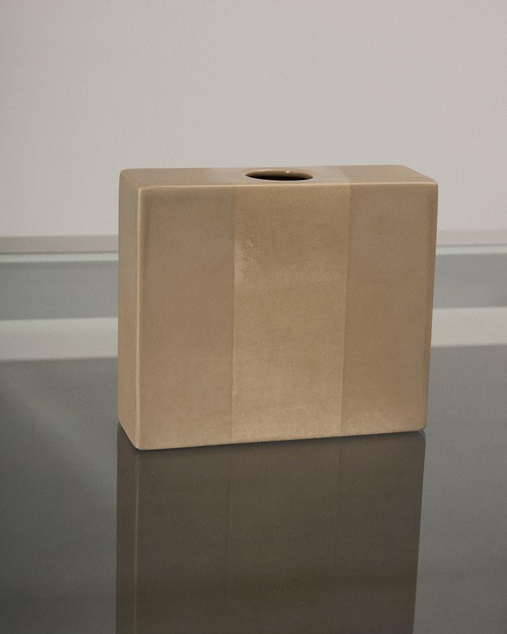 Elegant geometrically shaped flower vase made of matte beige glazed ceramic with polished central band. Design by Ettore Sottsass for Il Sestante, year 1963.
The part below bears the initials 