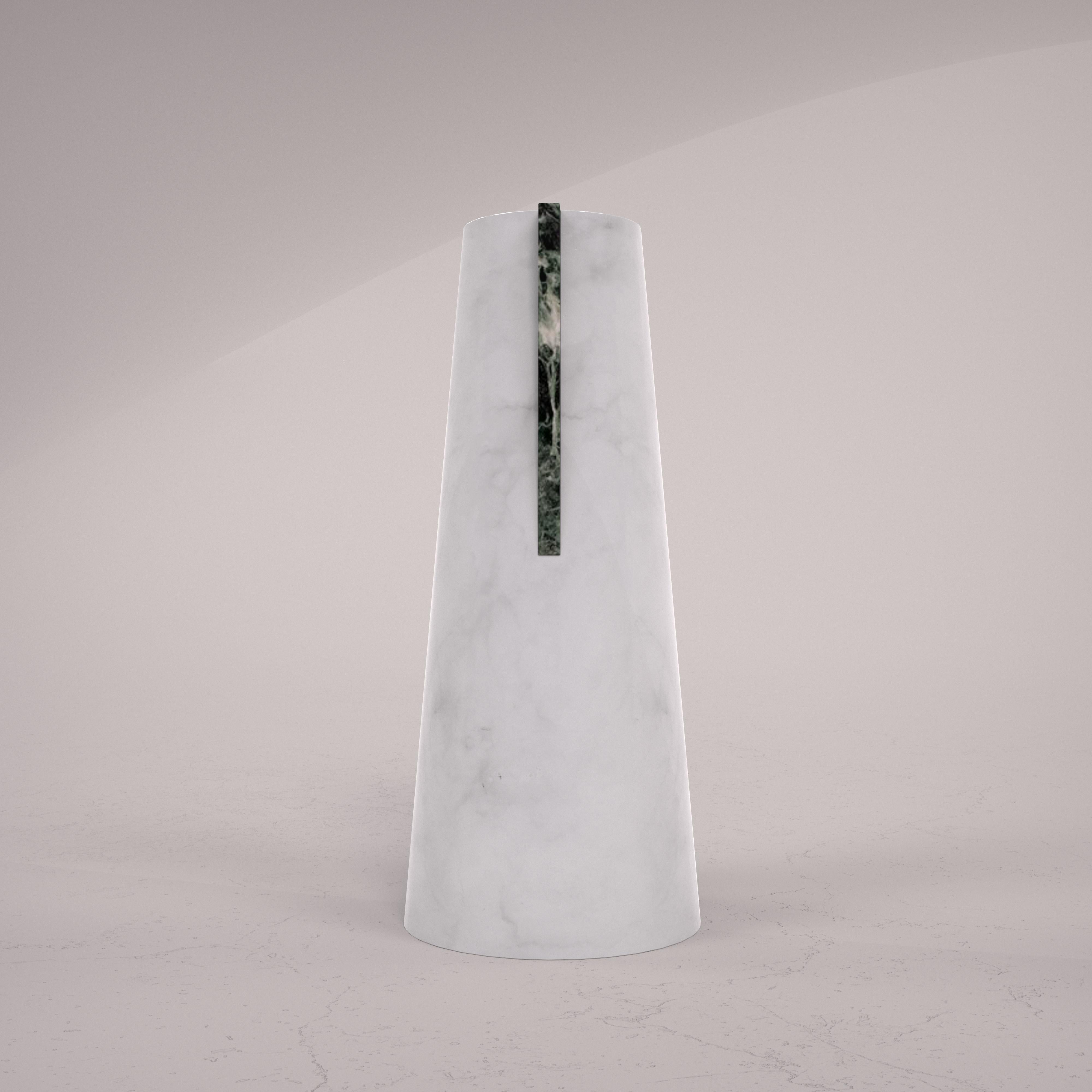 Vase aus sandgestrahltem weißem Carrara-Marmor mit poliertem Verde Alpi-Marmorstecker, handgefertigt in Italien. Das Werk verkörpert das gesamte Wissen und die Herstellungstradition von Bassano del Grappa in Venetien.

Verschiedene Marmorarten und