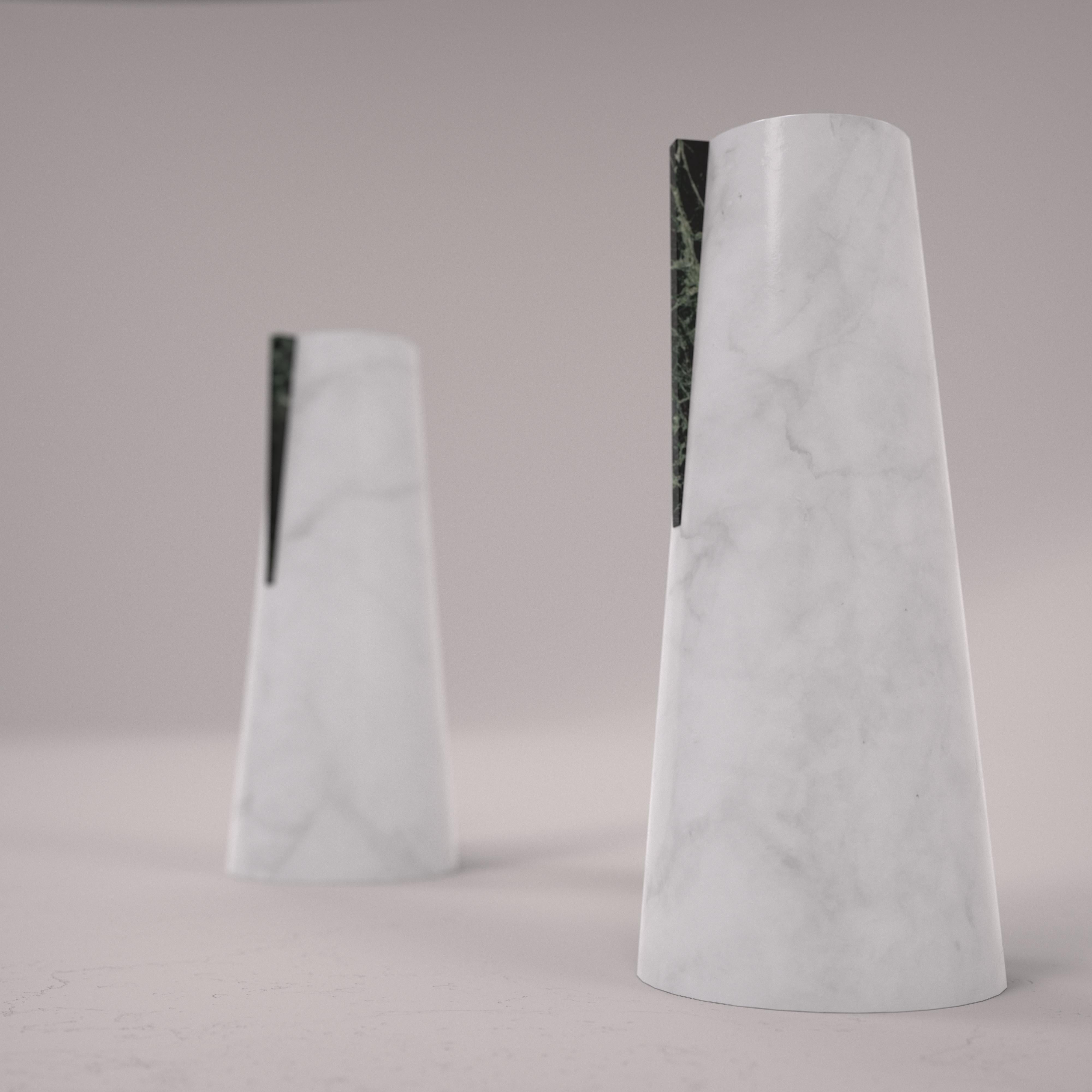 Blumenvase aus weißem Carrara-Marmor und Verde Alpi-Marmor von Carcino Design (Italian) im Angebot