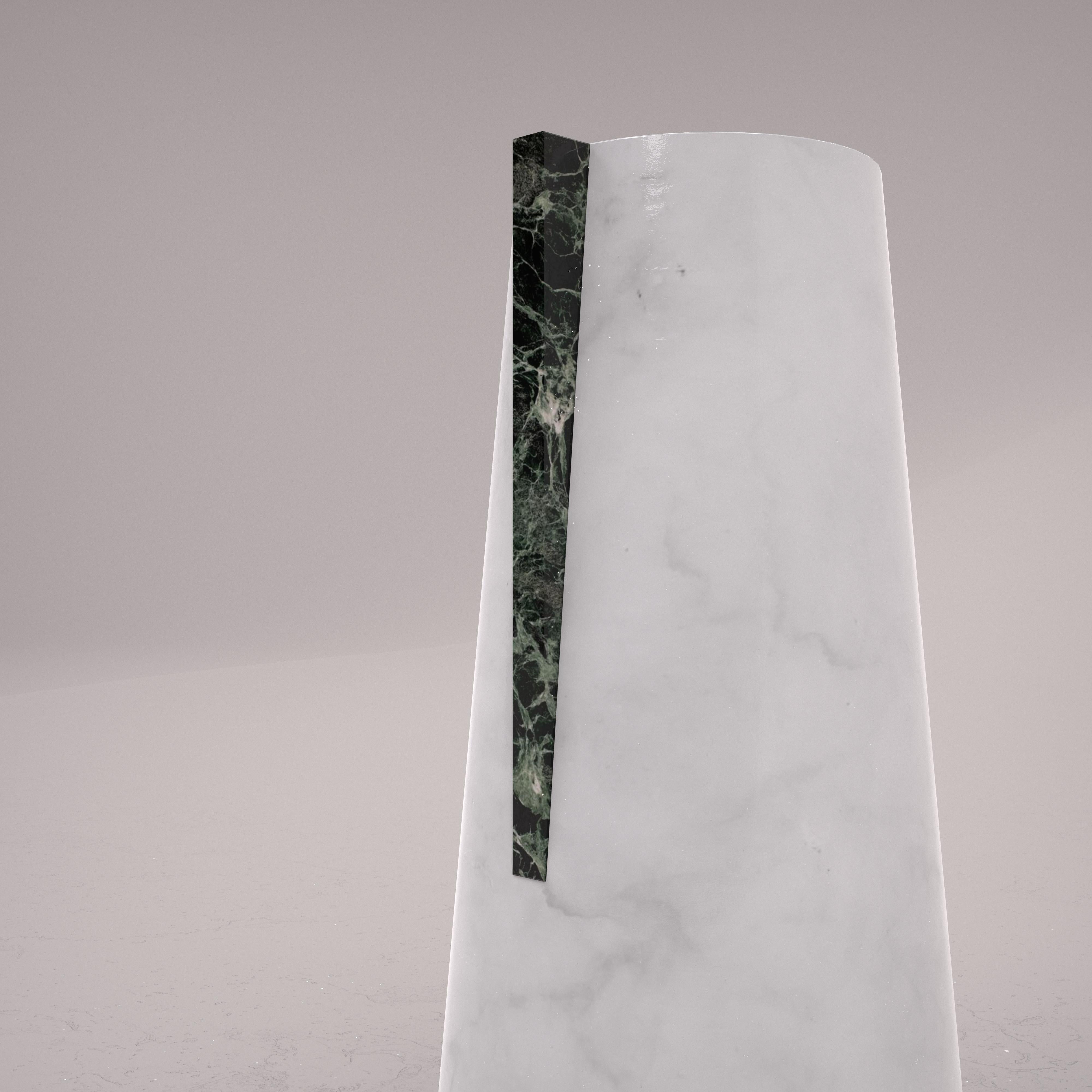 Blumenvase aus weißem Carrara-Marmor und Verde Alpi-Marmor von Carcino Design (Sandgestrahlt) im Angebot