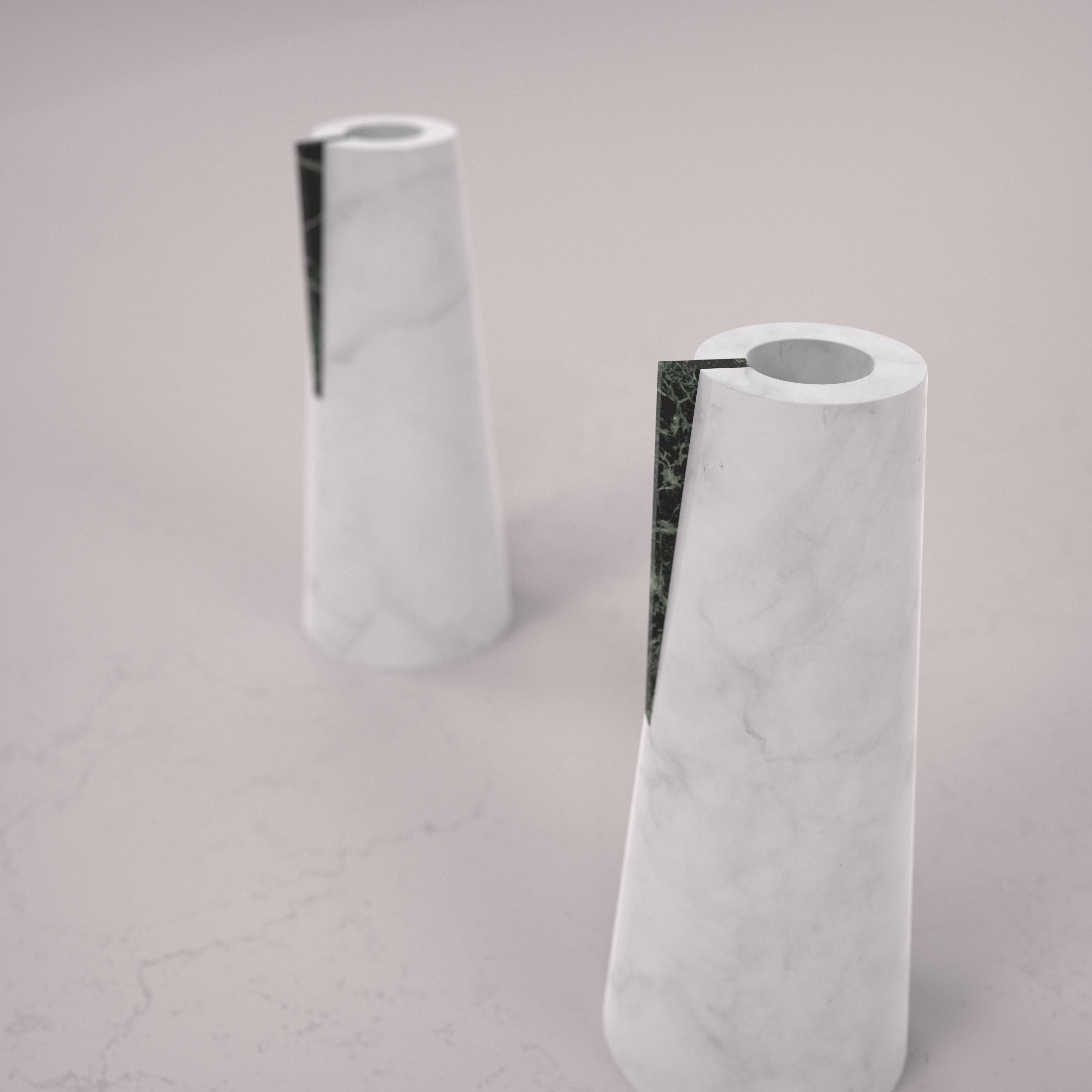 Blumenvase aus weißem Carrara-Marmor und Verde Alpi-Marmor von Carcino Design im Angebot 1