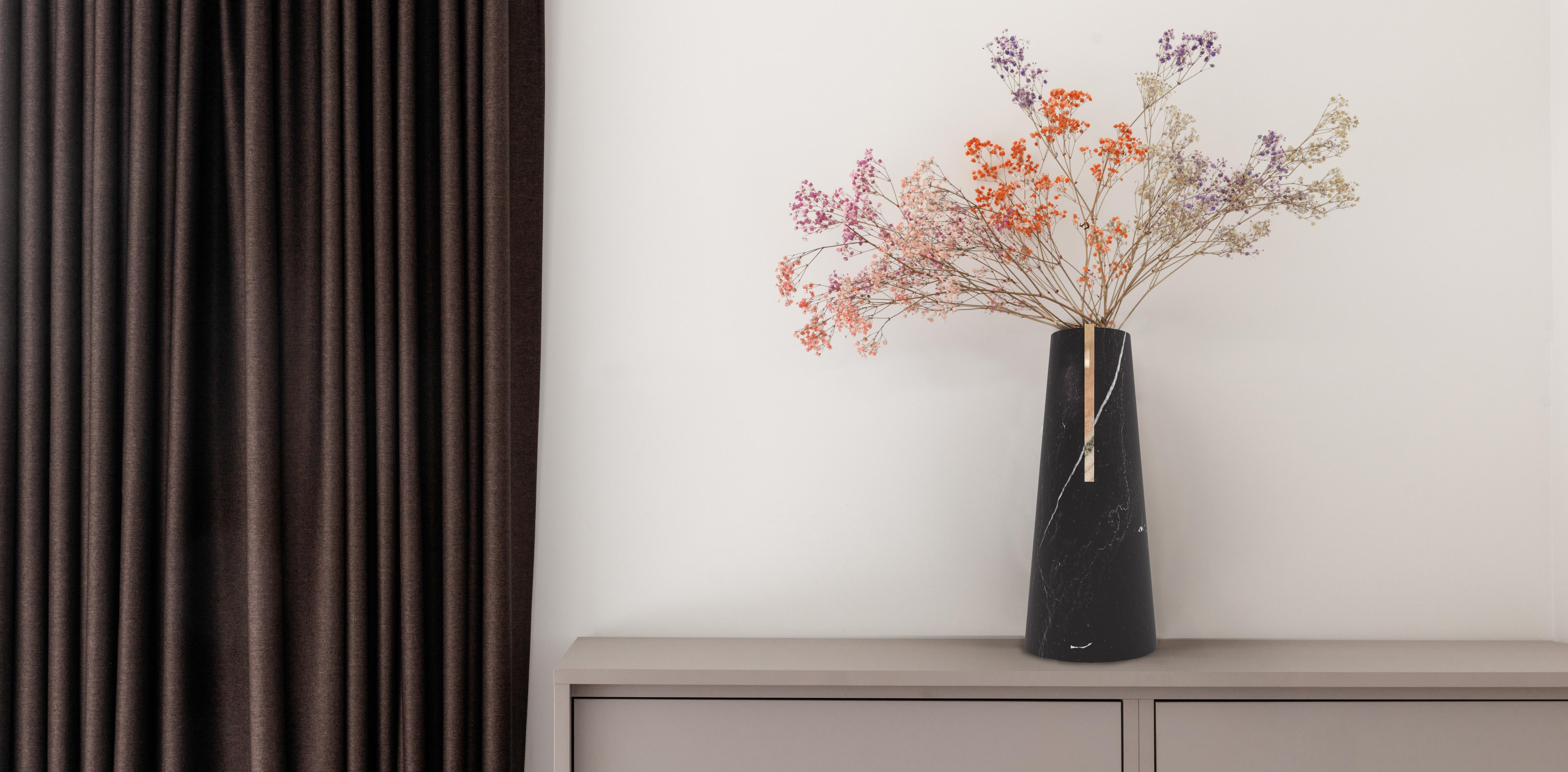 Vase à fleurs en marbre noir Marquina et travertin par Carcino Design en vente 2
