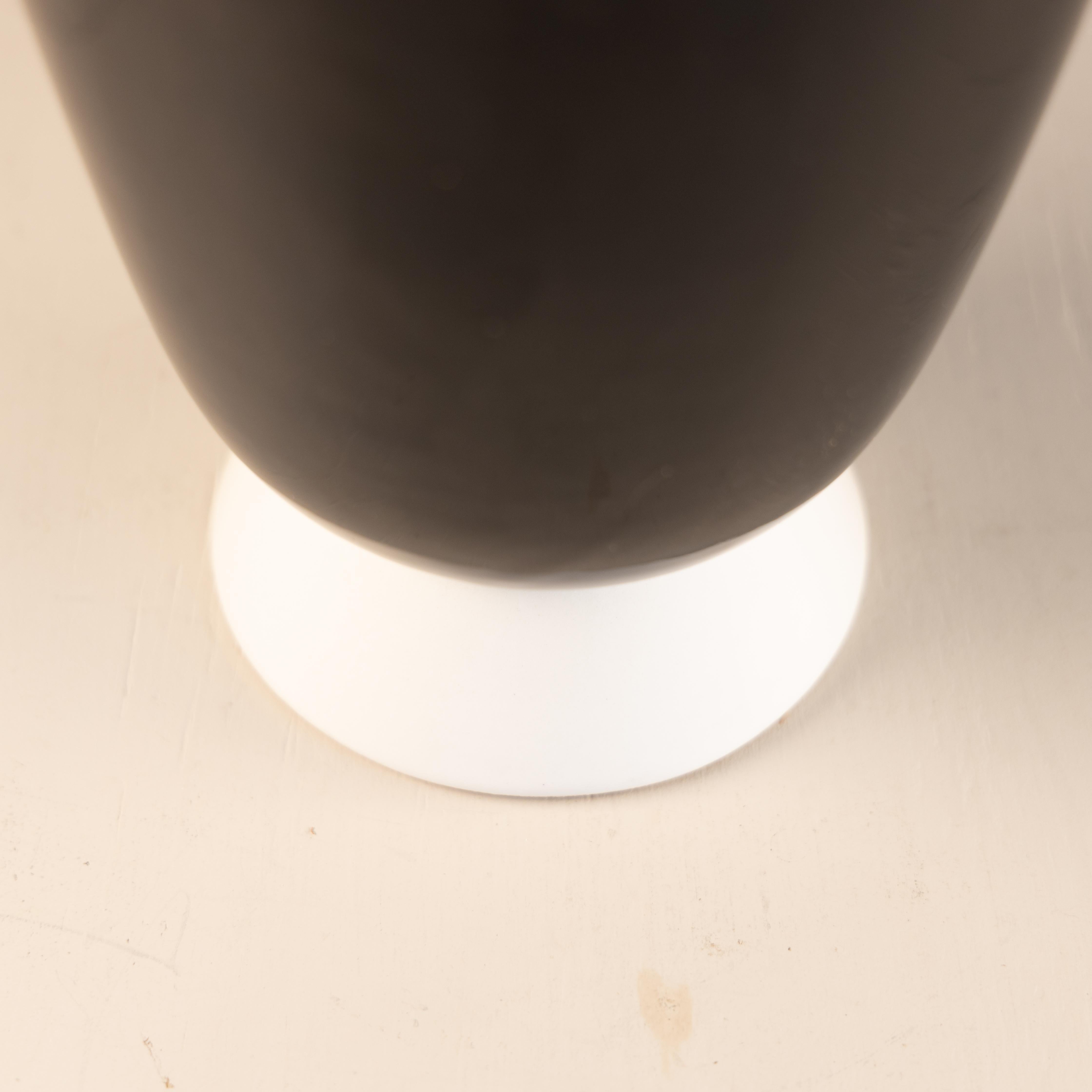 XX secolo Vaso postmoderno in ceramica nera e bianca Rometti 1980 in vendita