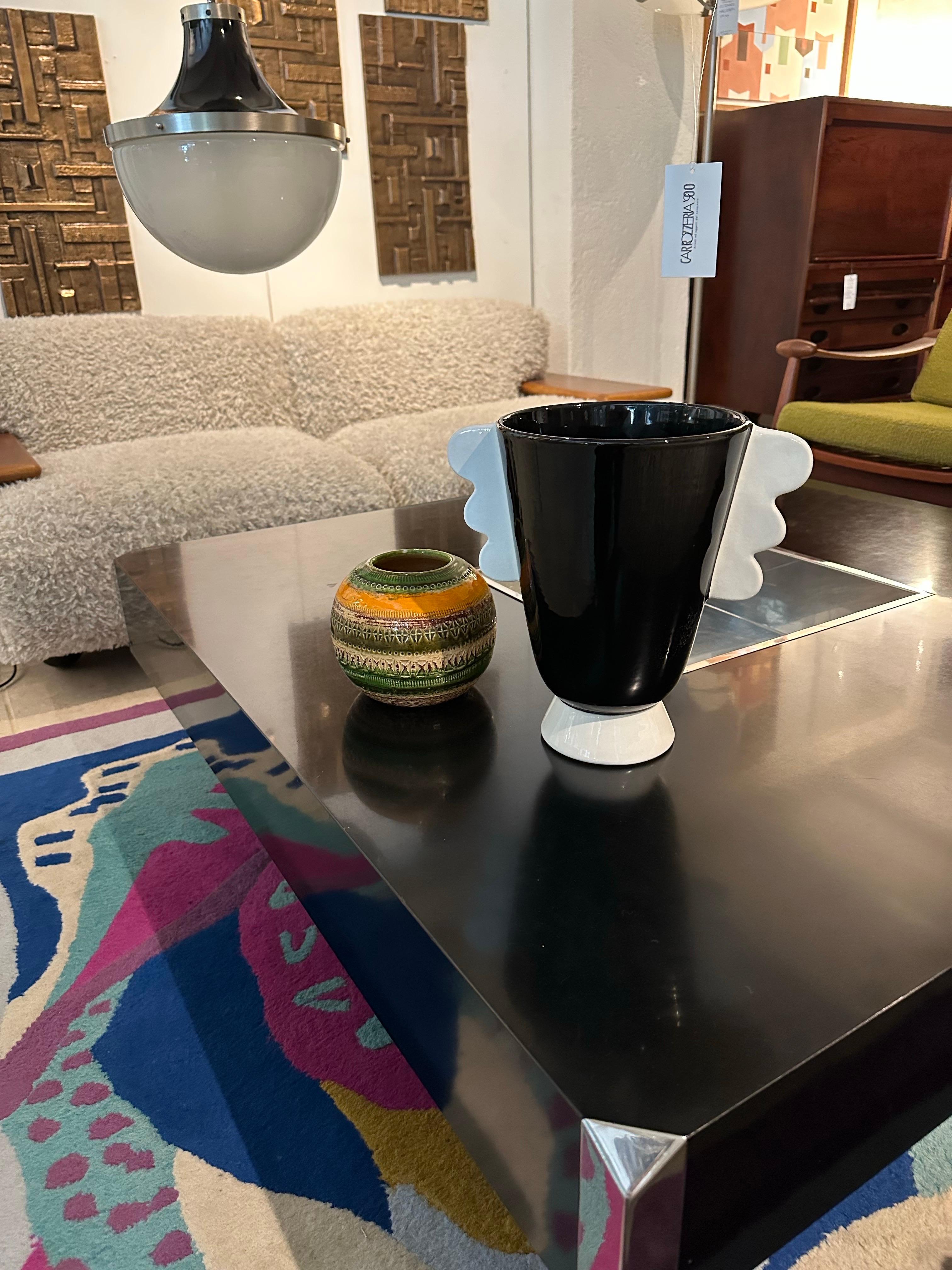 Vaso postmoderno in ceramica nera e bianca Rometti 1980 in vendita 1