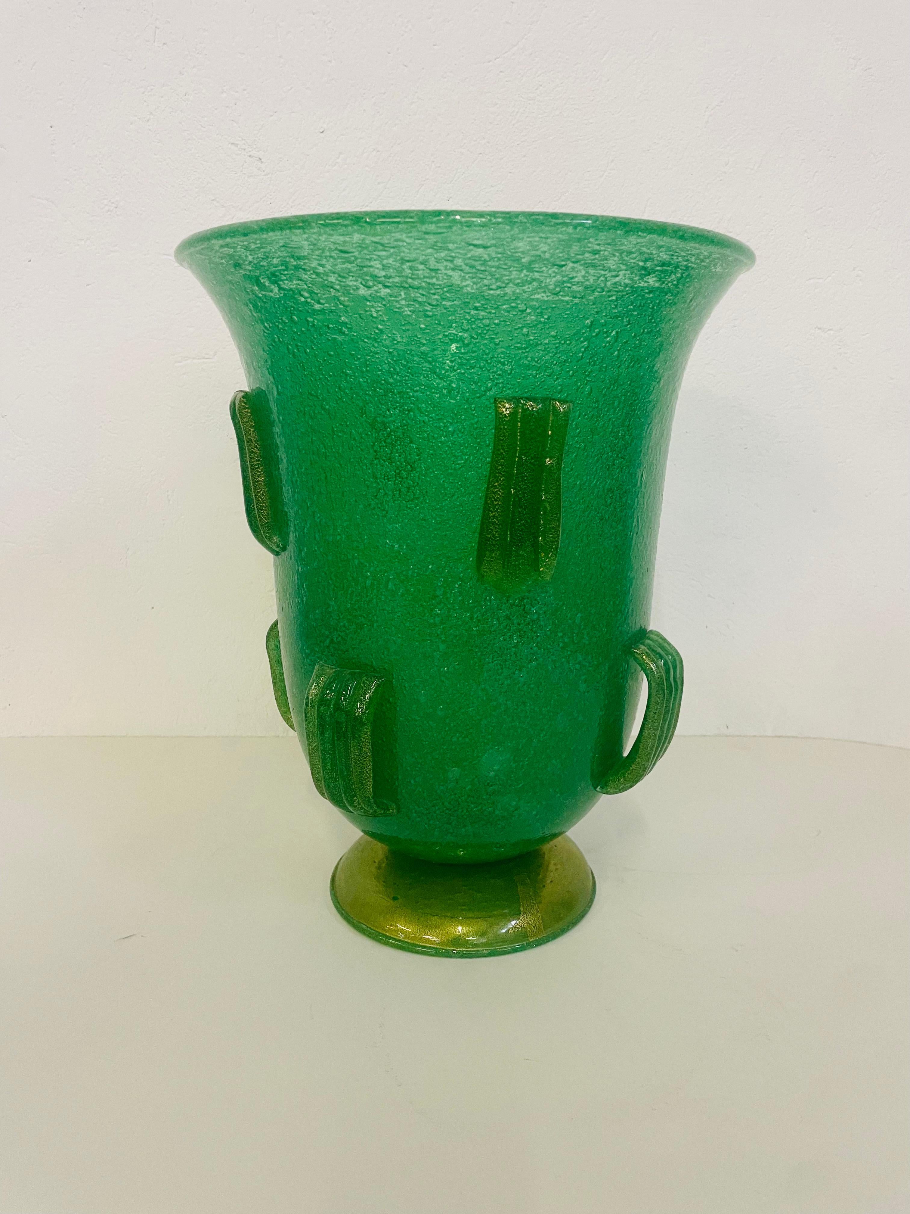Vase Pulegoso de Napoleone Martinuzzi pour Venini.
Vase en verre de Murano, années 1920.
Cm 37 x 30 en diamètre 
Couleur verte 
Il s'agit d'un vase très important, exécuté entre 1925 et 1931, lorsque le maître verrier Napoleone Martinuzzi avait