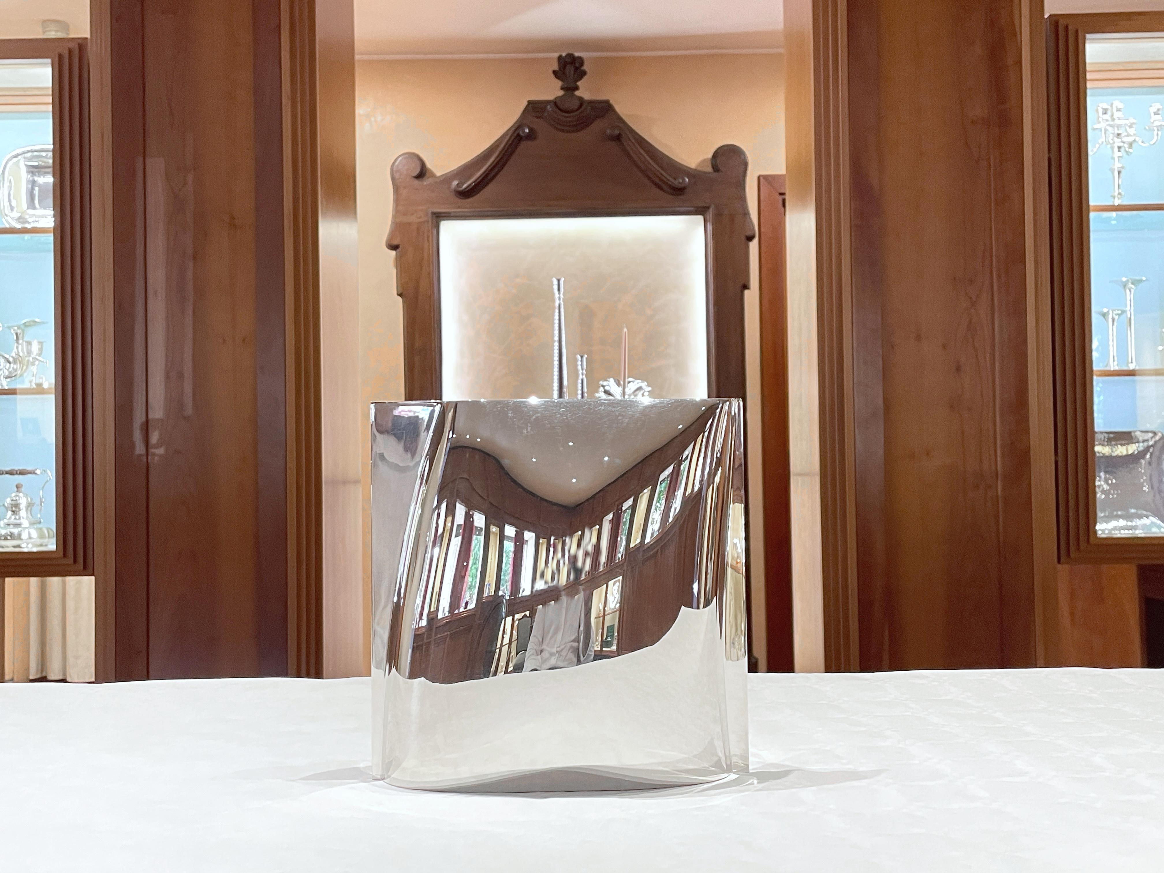 Vaso Quadro grande De Vecchi Milano 1935 in argento sterling 925
Misure 22 x 22 cm 
Base 9 cm
Peso 800 g
Referenza ATT13

La collezione Quadro è composta da 4 vasi della stessa forma e di differenti dimensioni: piccolo, medio, grande e gigante. Il