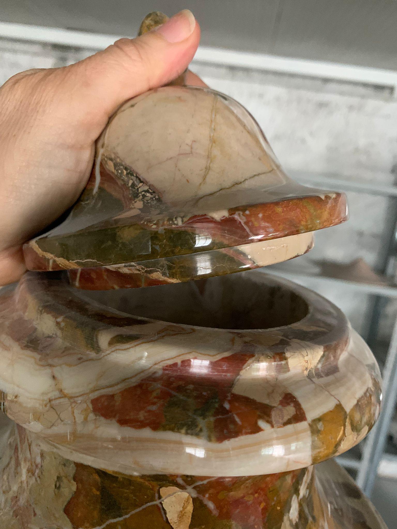 Romano classico Vaso realizzato in marmo Breccia Principessa  h cm 60 con coperchio in vendita