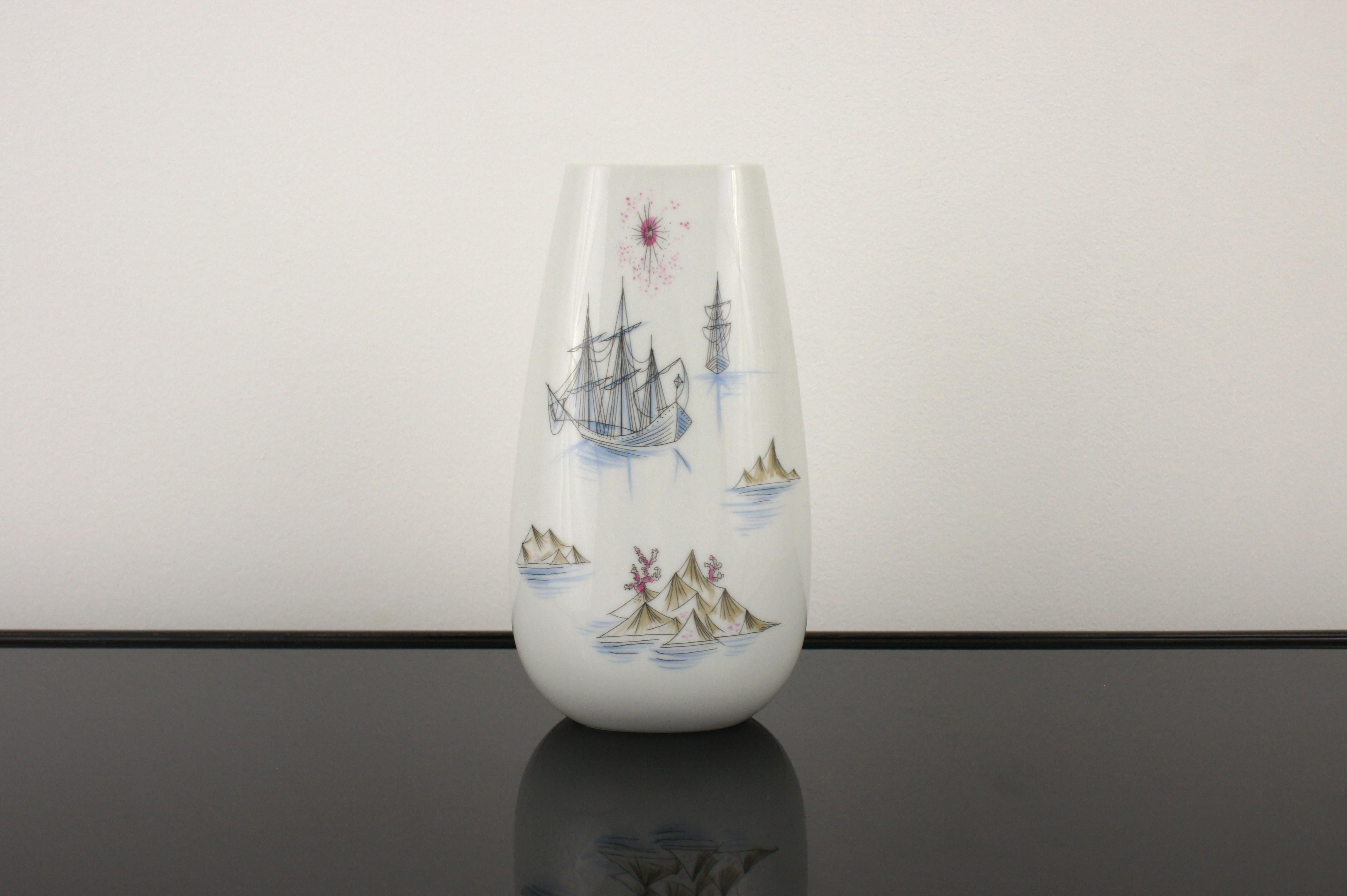 Vase aus dekorierter Keramik von Raymond Peynet für Rosenthal Studio Line, 1970er Jahre.
Perfekter Zustand, Sammlerstück.

Auf der Unterseite vom Hersteller gekennzeichnet und nummeriert ('1602')