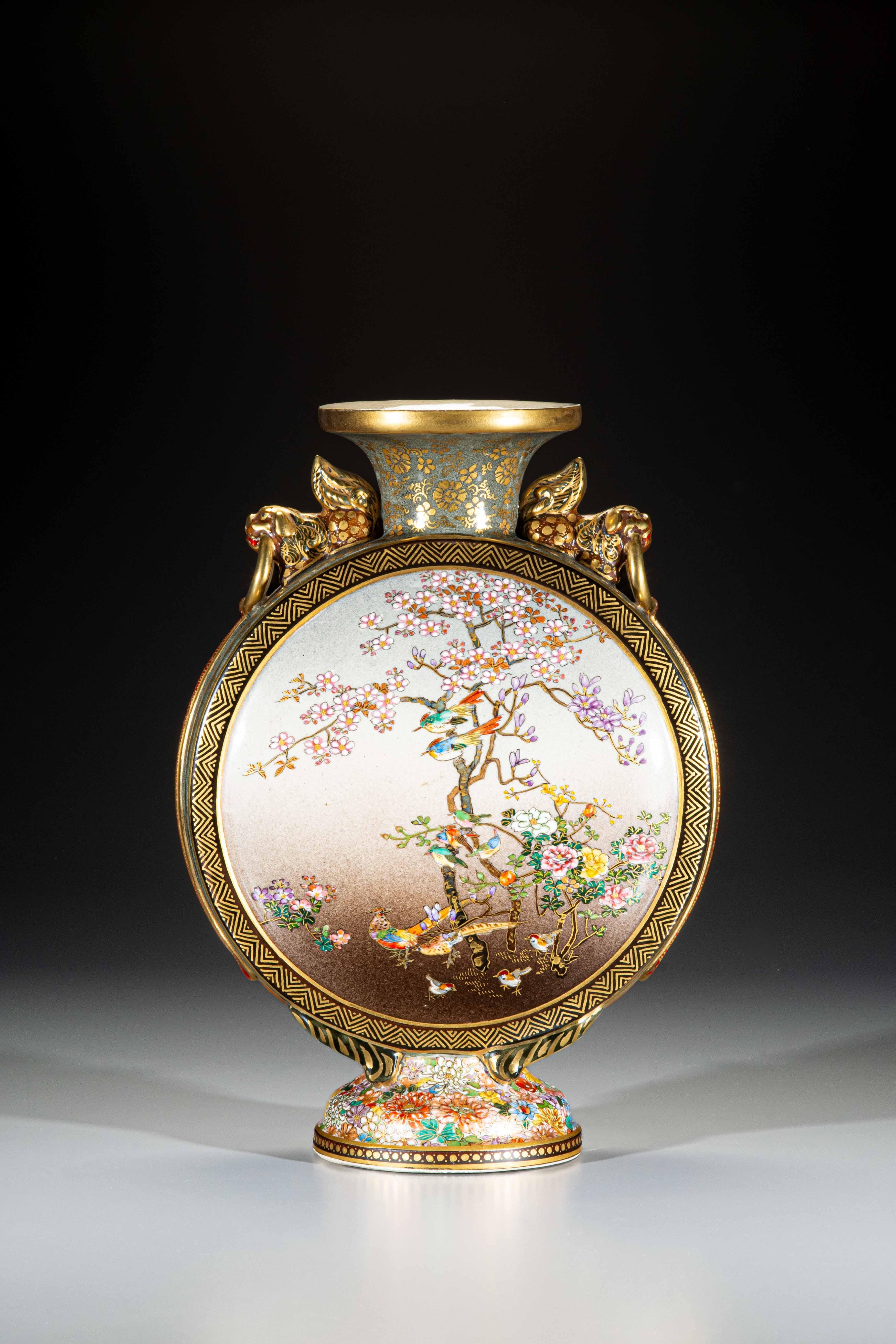 Japanese Vaso Satsuma Moon flask decorato a motivi naturalistici firmato Koshida e Zuizan in vendita