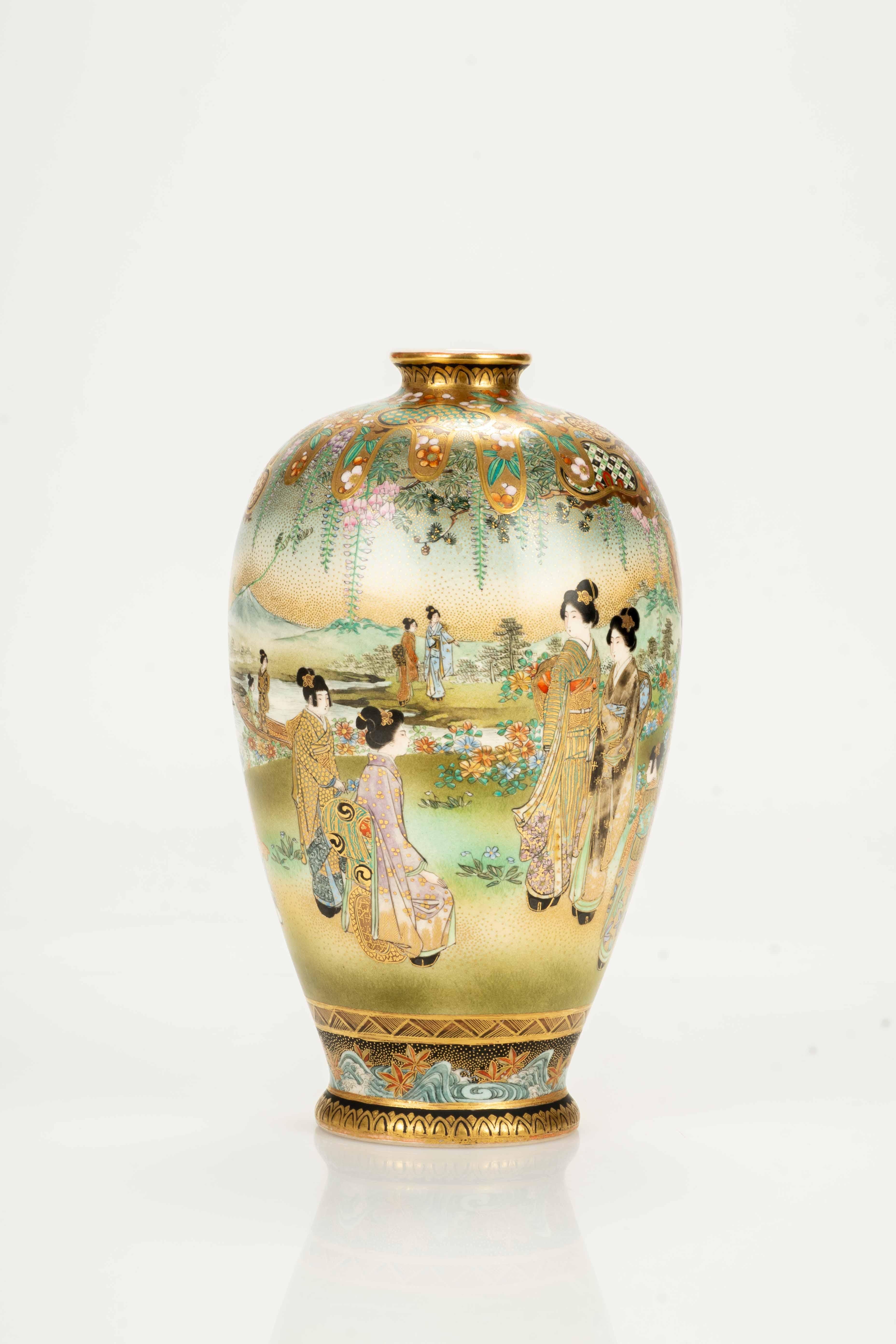 Vaso in ceramica Satsuma decorato con una combinazione di policromia e oro, che presenta una scena continua raffigurante una giornata di festa all’aperto lungo le rive di un fiume. 

La parte superiore del vaso è decorata con una raffinata cascata