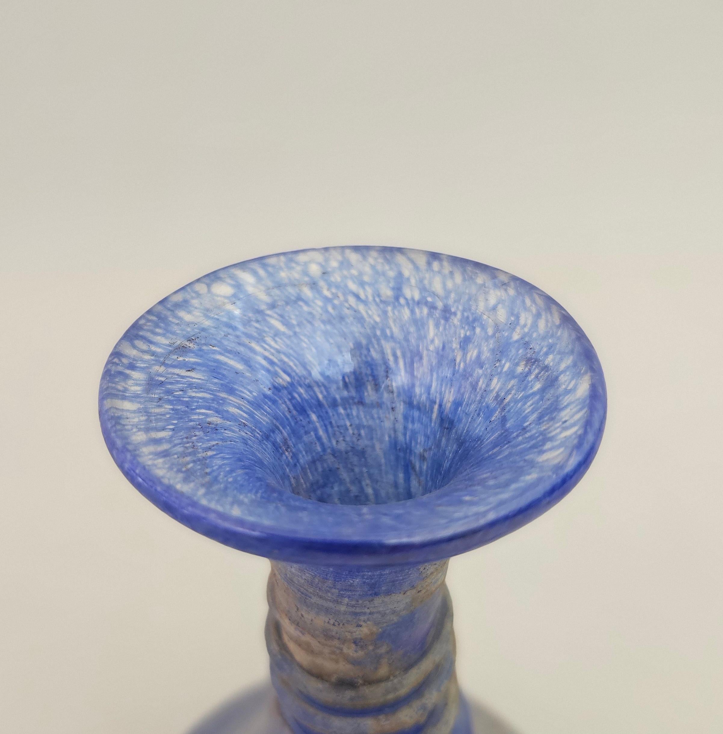 Vaso prodotto dal famoso vetraio italiano Seguso negli anni '60. Vaso in vetro di Murano blu elettrico con collo svasato a 