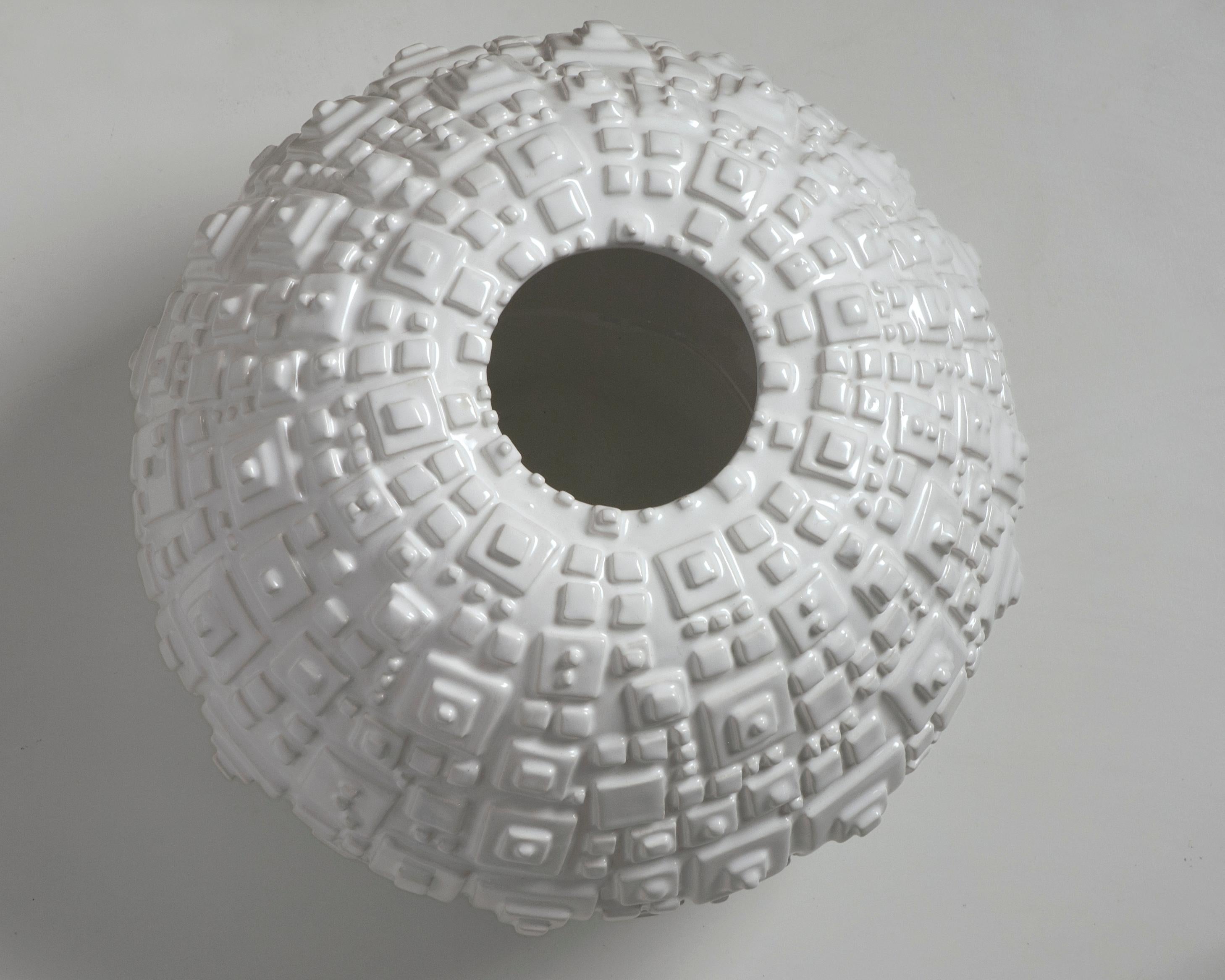 Italian Vaso scultura Buigne in ceramica smaltata bianca con decorazione a rilievo For Sale