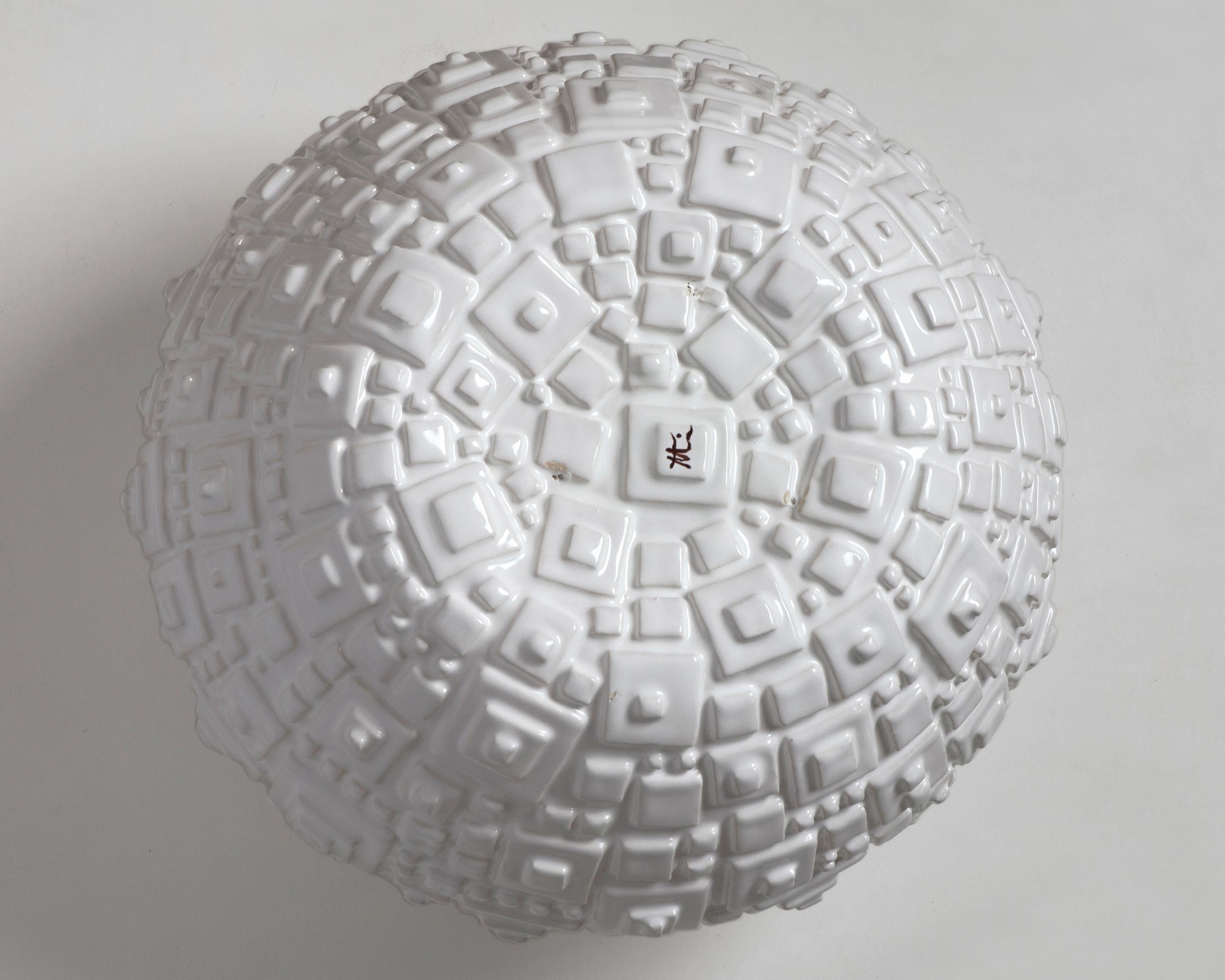 Hand-Crafted Vaso scultura Buigne in ceramica smaltata bianca con decorazione a rilievo For Sale