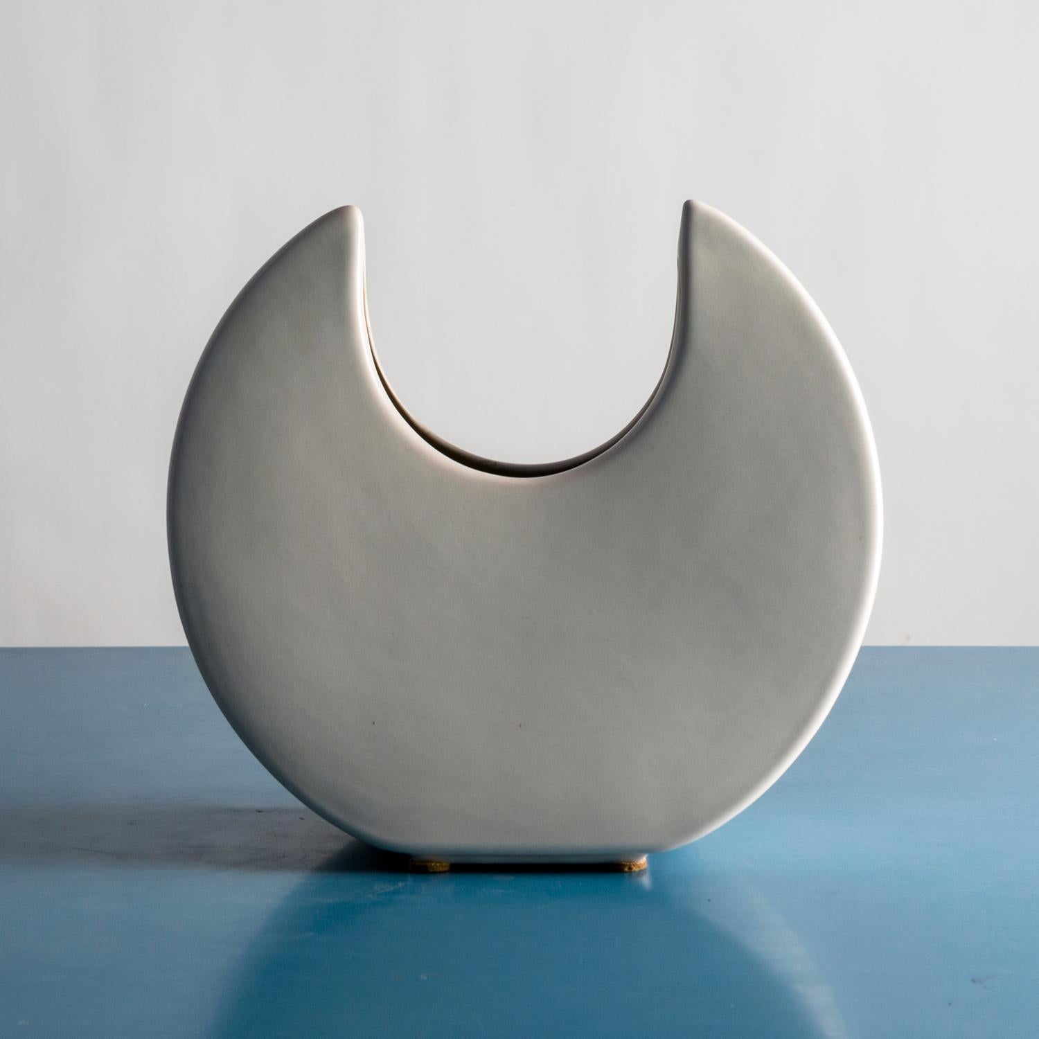 White ceramic half-moon sculpture vase, signed and produced by the Parravicini manufacture in the 1960s/70s. Perfette condizioni. Signed with author's name.