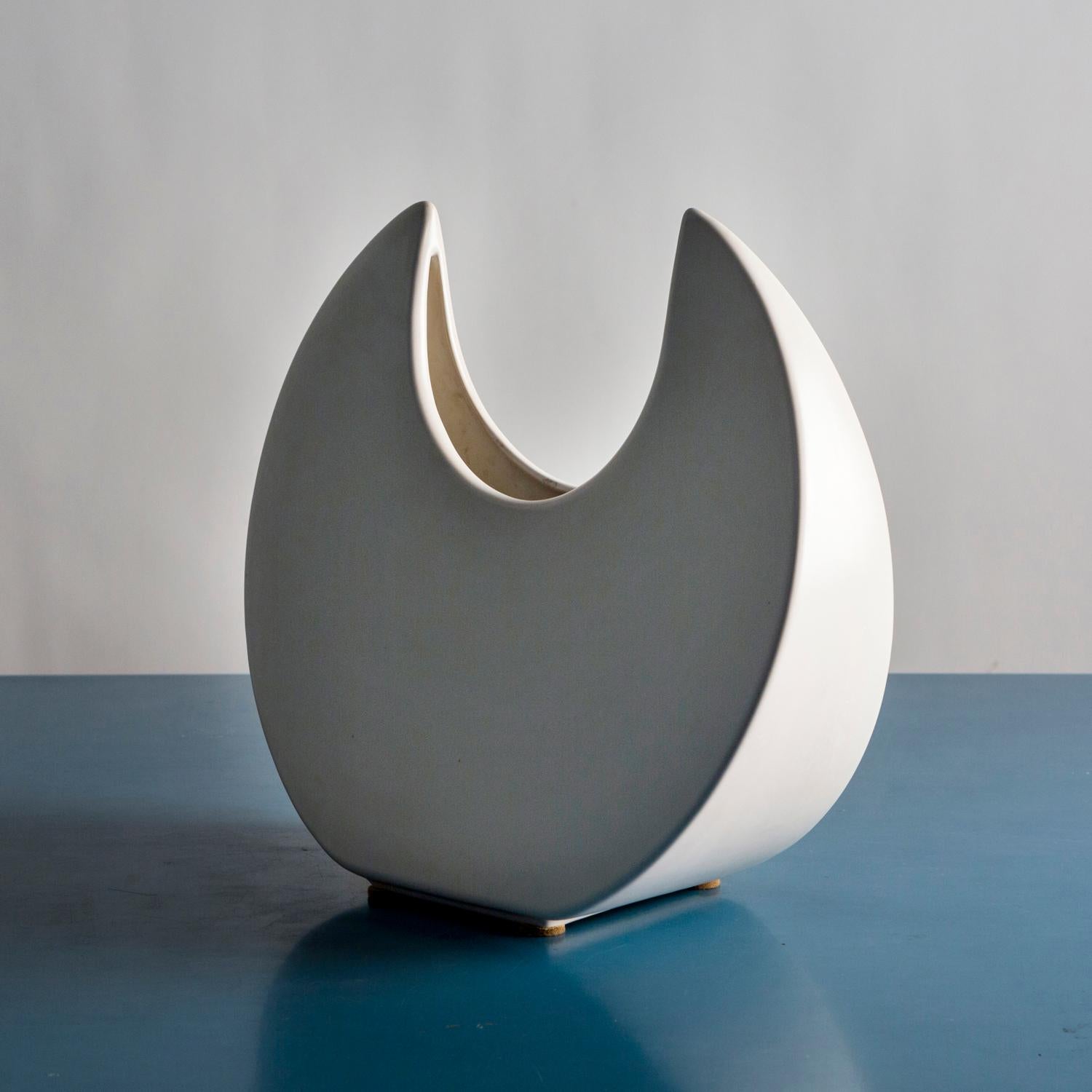 Mid-Century Modern Sculpture vase  italian white ceramic from the 1960s For Sale