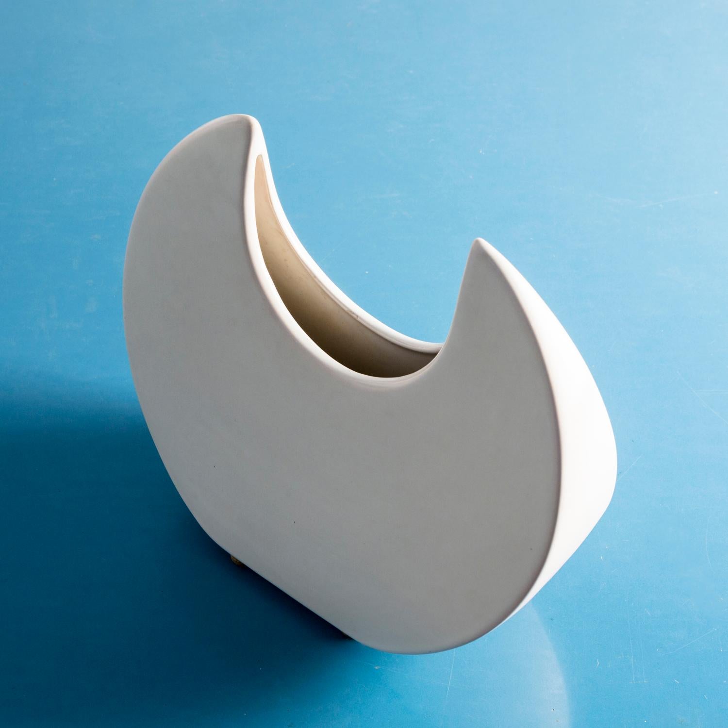 Sculpture vase  italian white ceramic from the 1960s In Good Condition For Sale In Milano, Lombardia