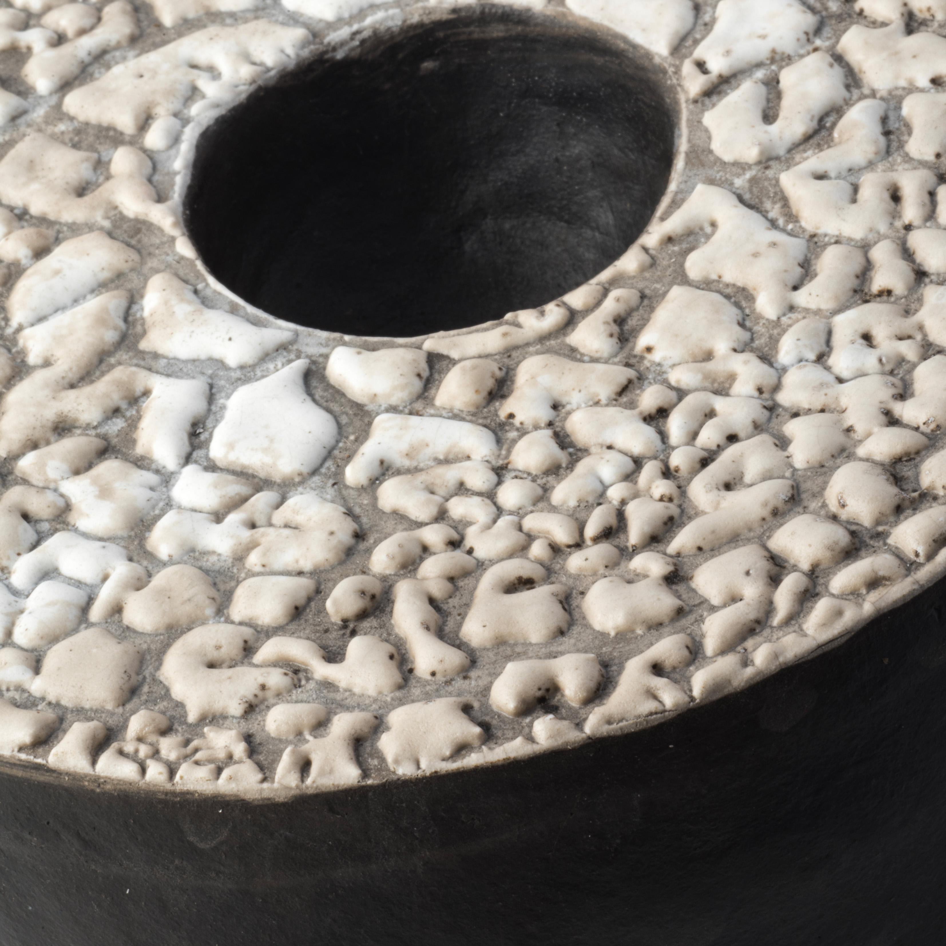 Découvrez la beauté unique du vase NIGHT Sculpture #3, une œuvre d'art entièrement réalisée à la main par l'artiste designer Nino Basso. 
Ce vase-sculpture, pièce unique de la collection DECOR CASA, est un élégant accessoire d'ameublement