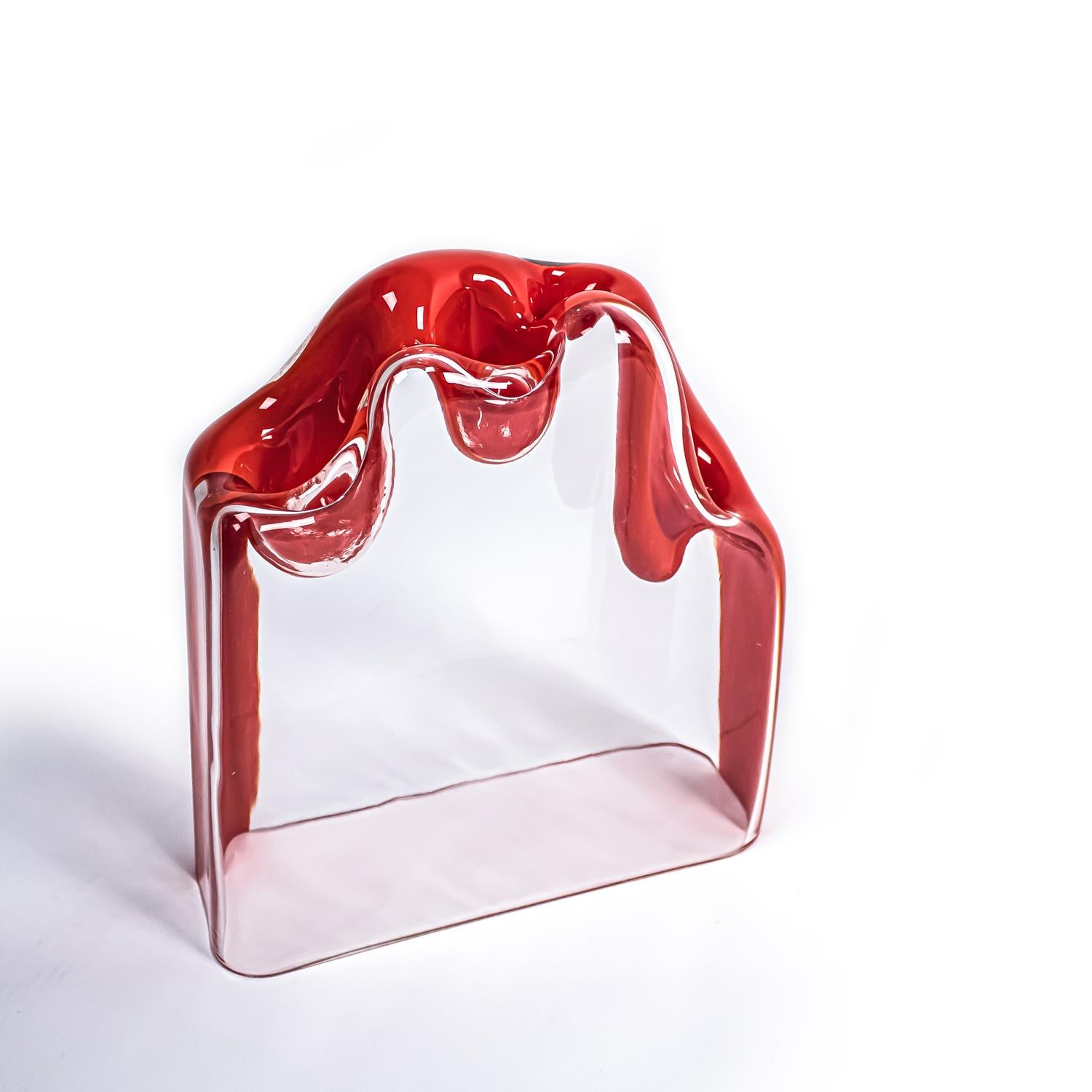 S473 Skulpturvase aus Muranoglas mit rotem Band, entworfen von Carlo Nason für A.V. Mazzega, Italien, um 1970 

Carlo Nason (geboren 1935 in Murano, Venedig) ist ein italienischer Designer und Glasmachermeister, der für seine Arbeiten aus Muranoglas