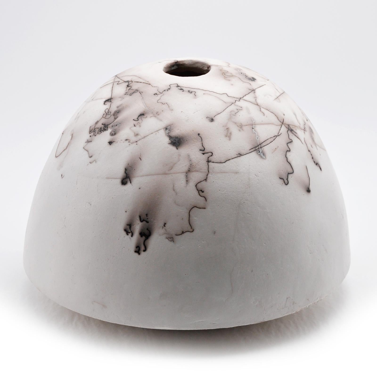 Le vase sculpture SEGNI NELLA NOTTE #1 est une œuvre d'art unique, réalisée à la main par l'artiste Nino Basso. 
Sur une base légèrement concave, une élégante forme conique s'élève, captant le regard par sa beauté sculpturale. 
La surface lisse et