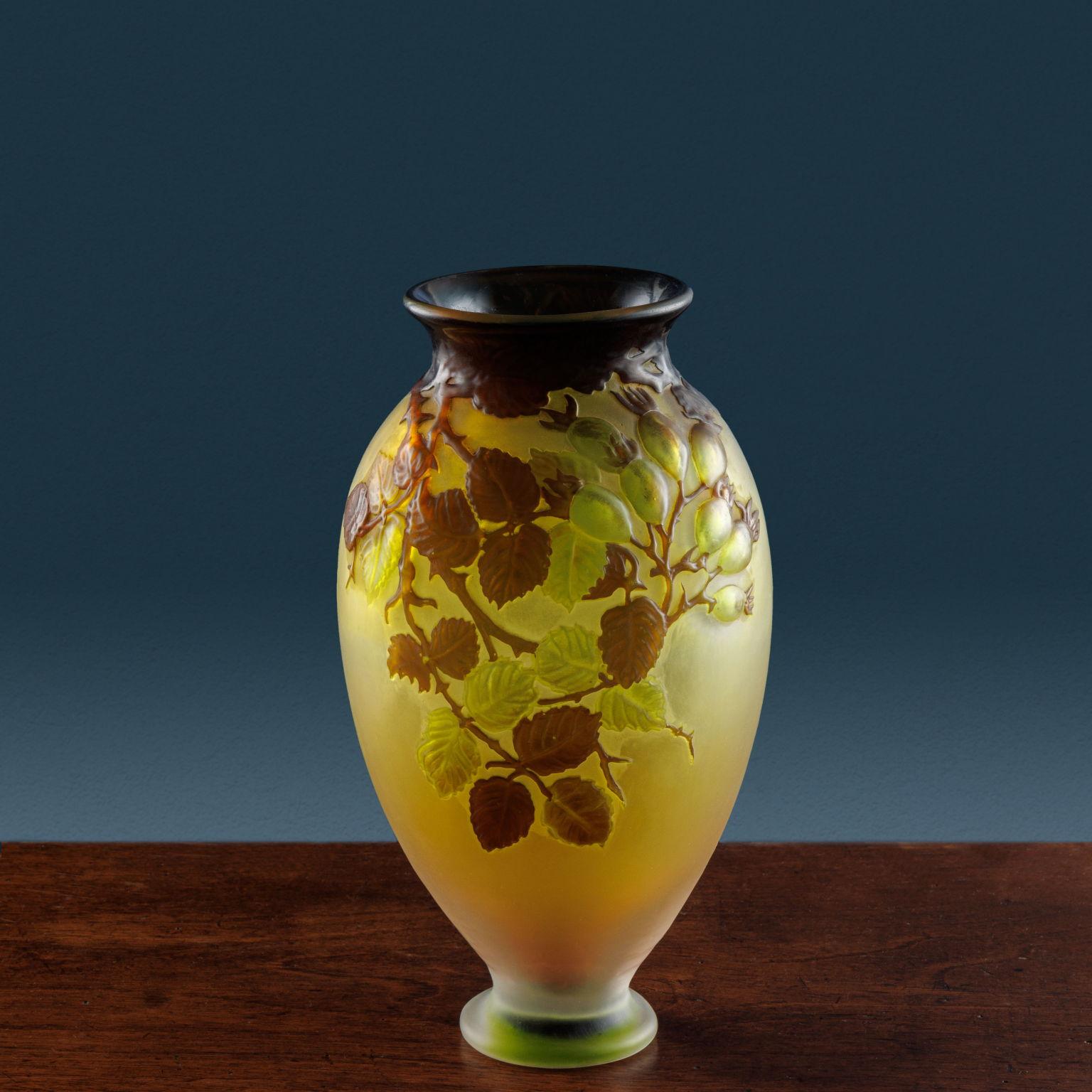 Vaso ovoidale in vetro soffiato e inciso all’acido (vetro “cammeo”), decorato con il motivo della rosa canina. Firma ad acido “Gallé” sul corpo del vaso.
Pioniere dell’Art Nouveau e fondatore dell’École de Nancy, Émile Gallé (1846-1904) è stato un