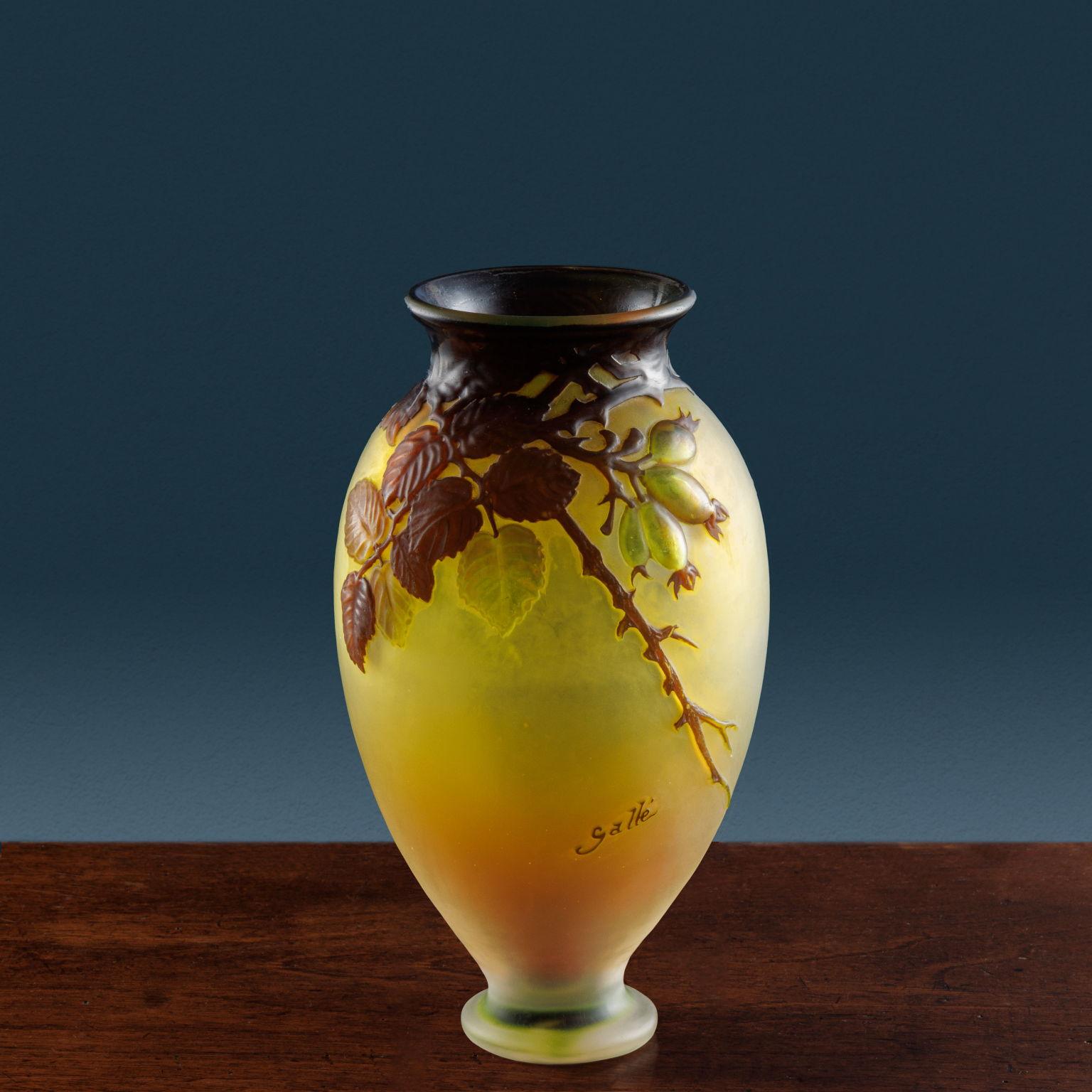 Early 20th Century Vaso “Soufflé” con Rosa Canina Émile Gallé. Nancy, 1925 ca.