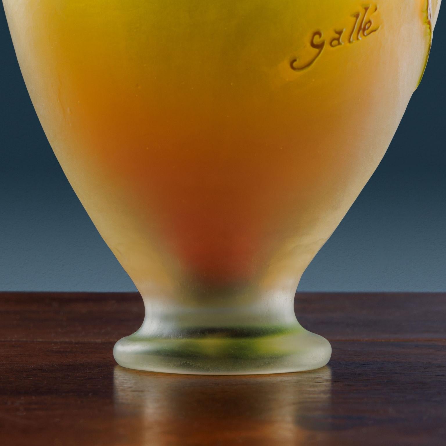 Blown Glass Vaso “Soufflé” con Rosa Canina Émile Gallé. Nancy, 1925 ca. For Sale
