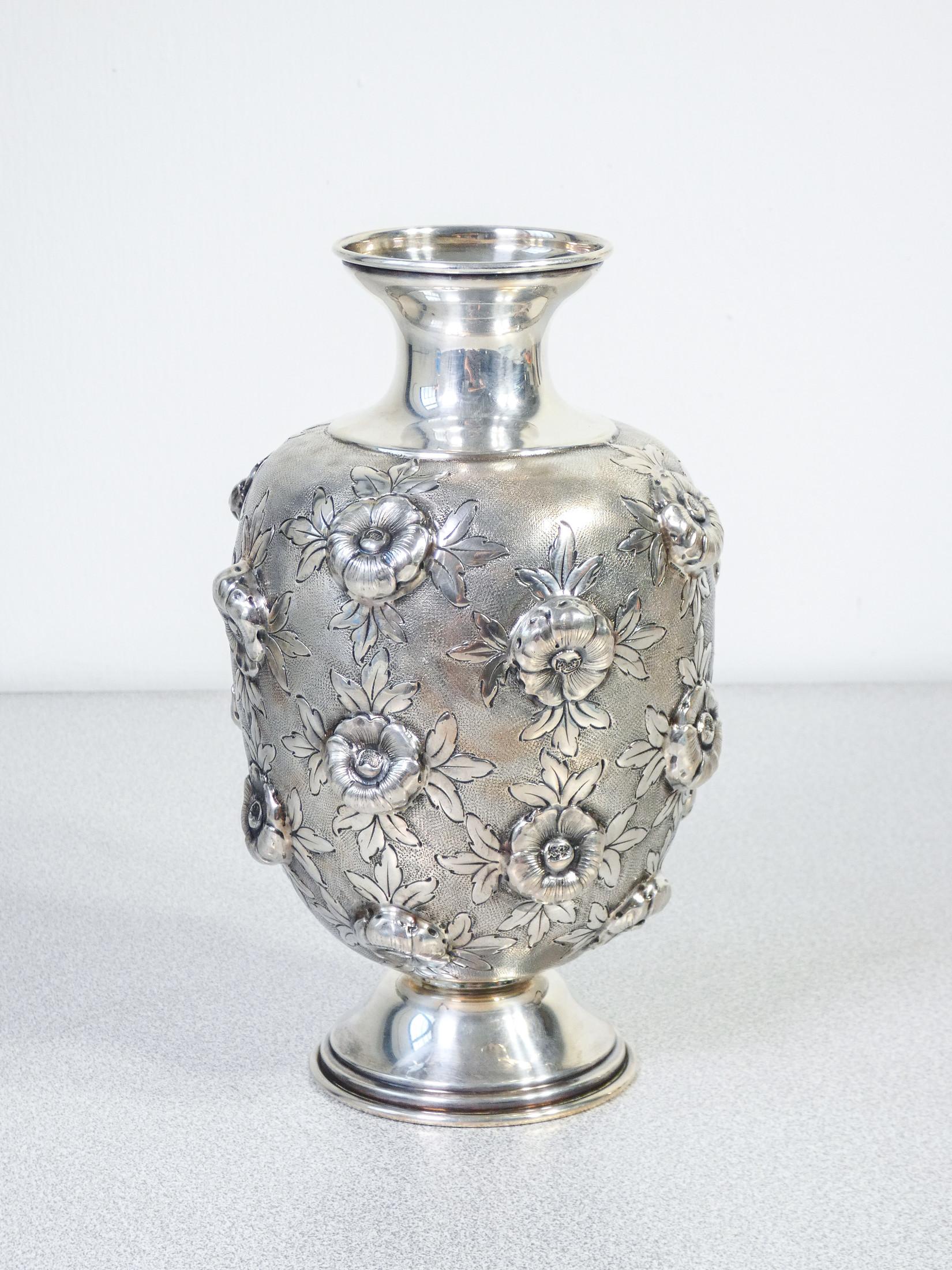 Vaso stile liberty
in argento 800
con decorazione floreale.
Italia, Primo Novecento

ORIGINE
Italia

PERIODO
Primo Novecento

MATERIALI
Argento 800

DIMENSIONI
H 20 cm
Ø 12 cm

PESO
390g

CONDIZIONI
Il pezzo è in condizioni molto buone, come è