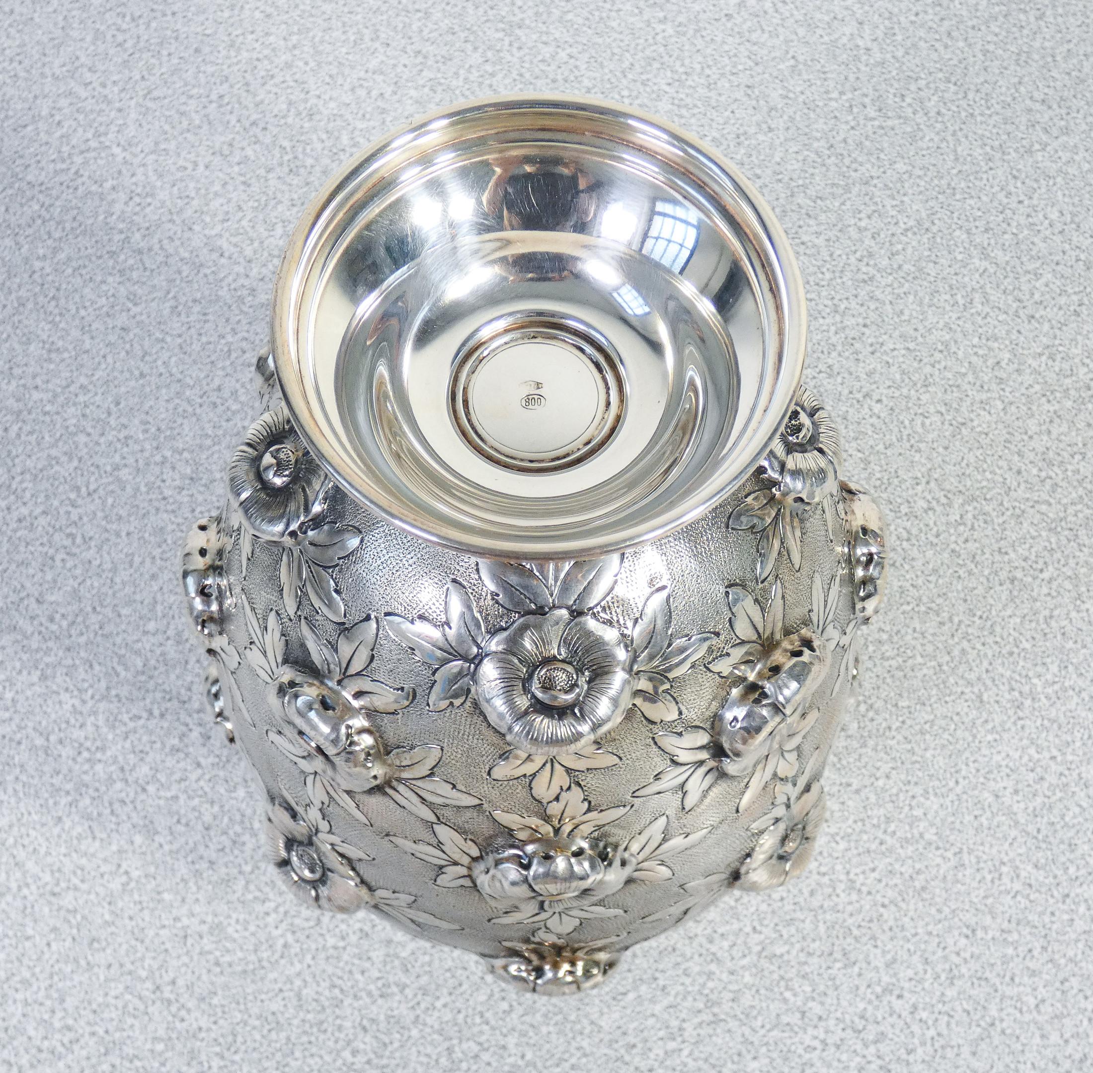 Italian Vaso stile liberty in argento 800 con decorazione floreale. Italia, Primo 1900