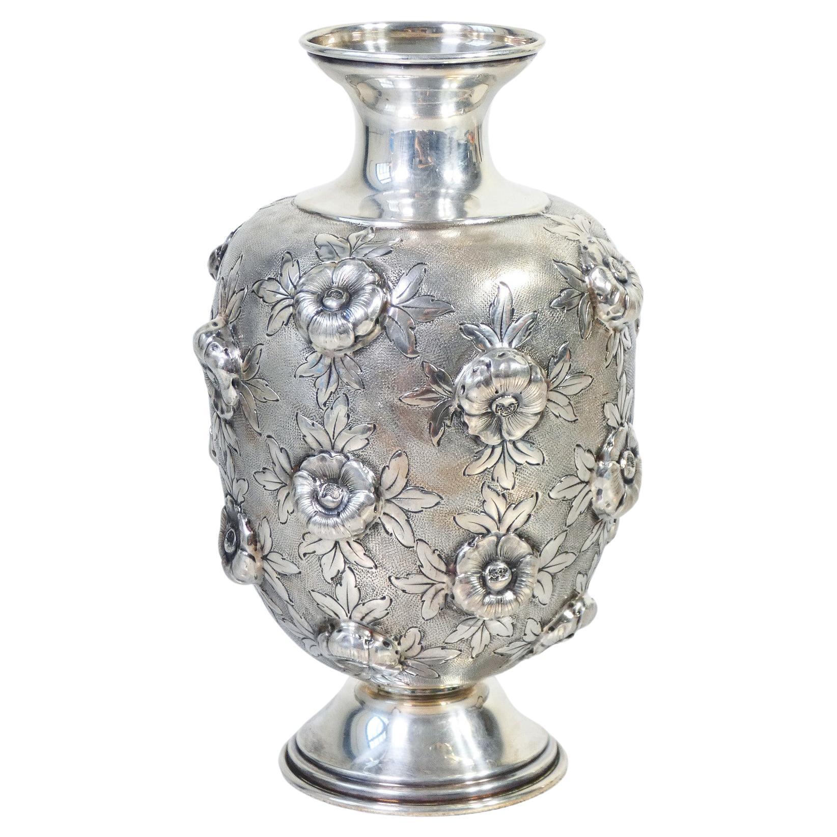 Vaso stile liberty in argento 800 con decorazione floreale. Italia, Primo 1900